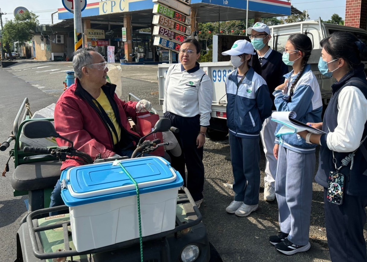 走在東勢里隨時關懷居民。