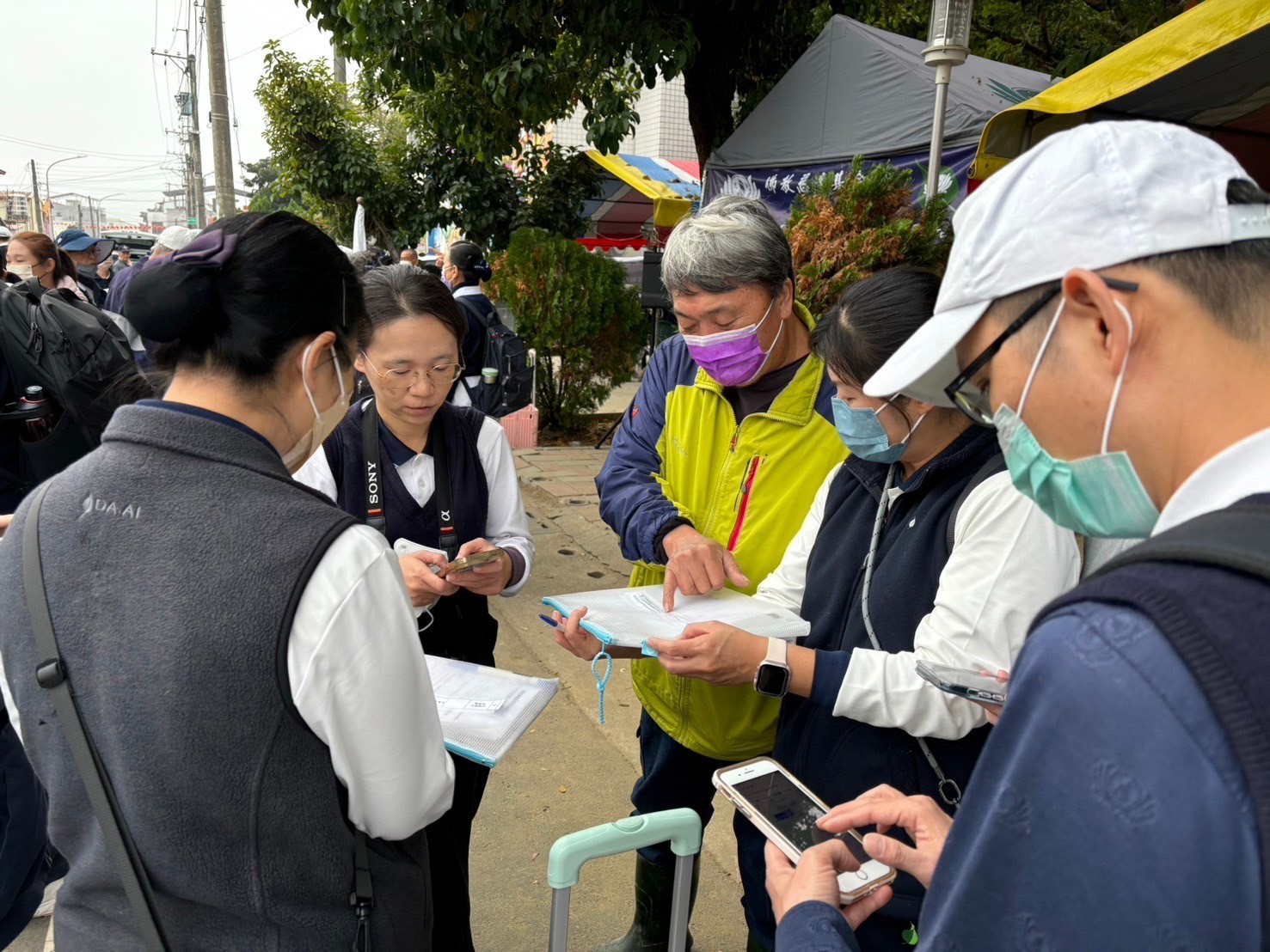 感恩東勢里劉里長(左3)說明安心家訪路線。