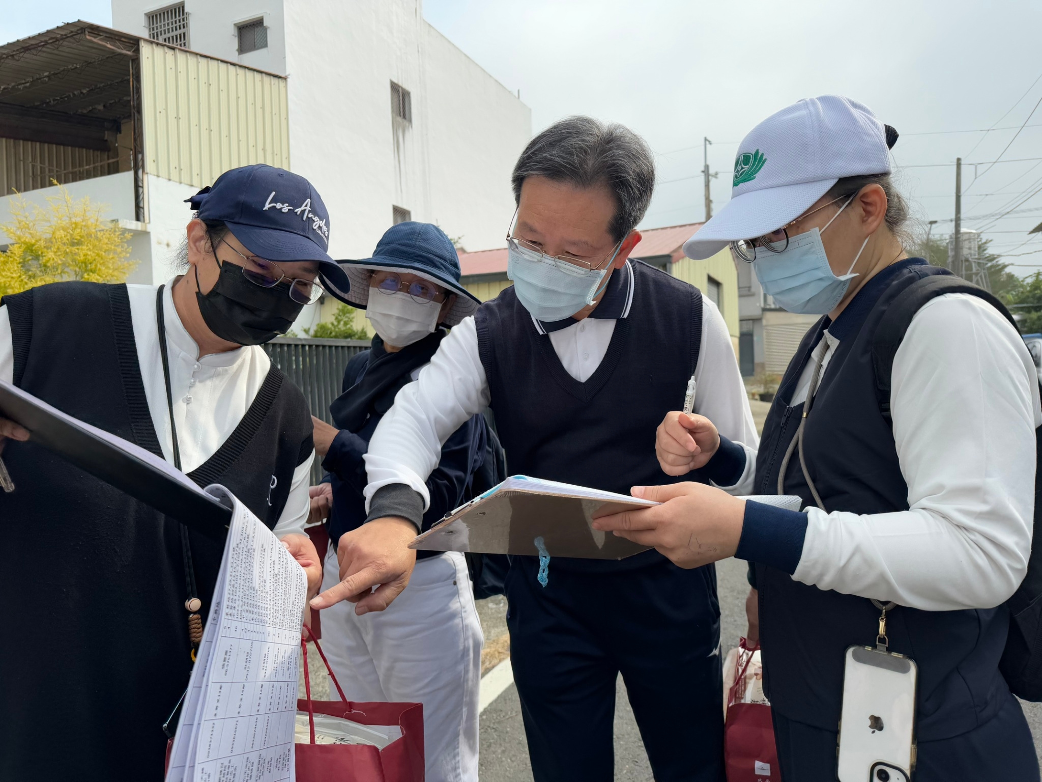 陳天和主任中1)與師長及社工共同走訪鄰里關心居民。