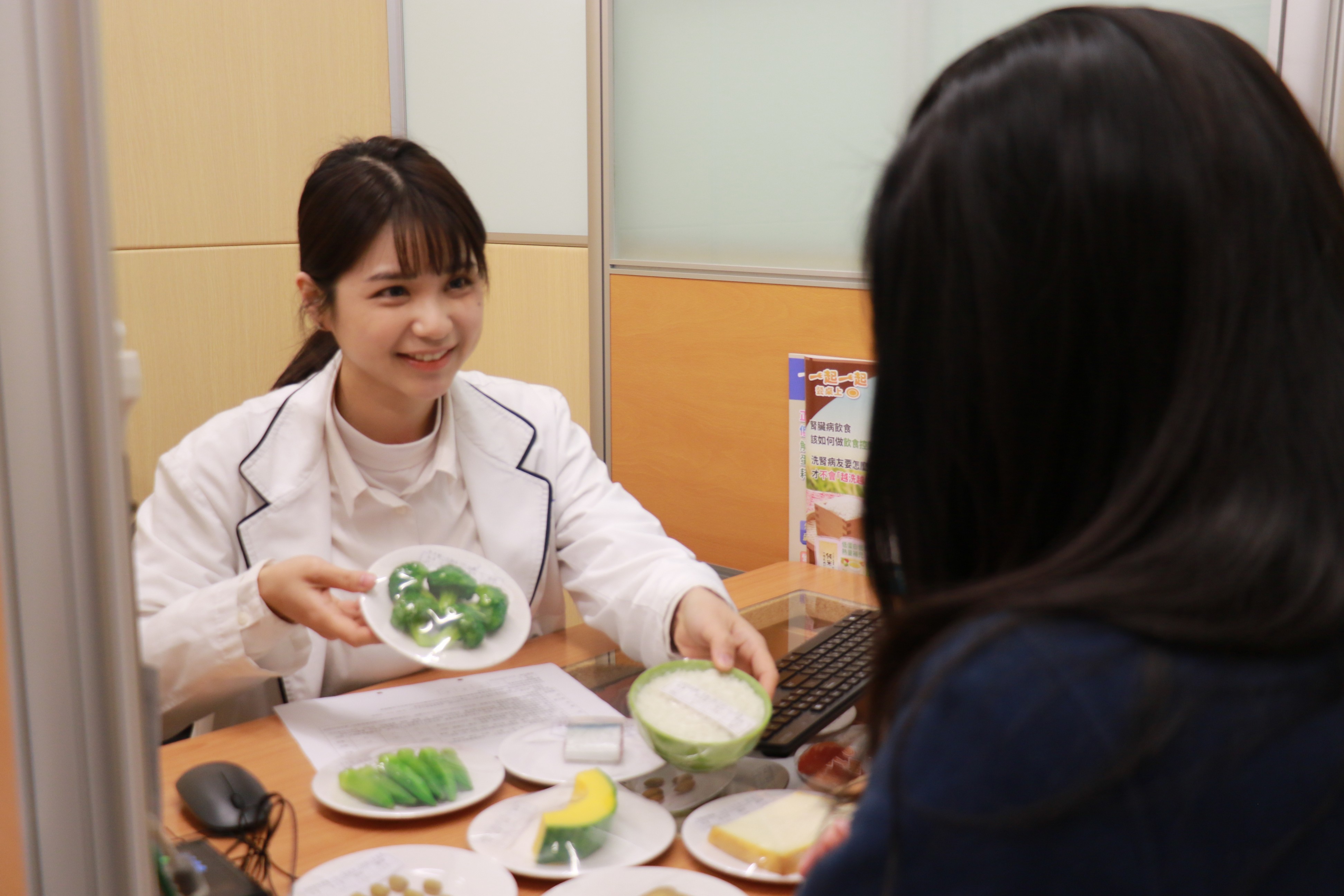 許麗萍營養師要準媽媽，注意飲食選擇、控制份量，保持良好生活習慣，就能跟肚裡寶寶開心又健康地感受過節幸福氛圍！