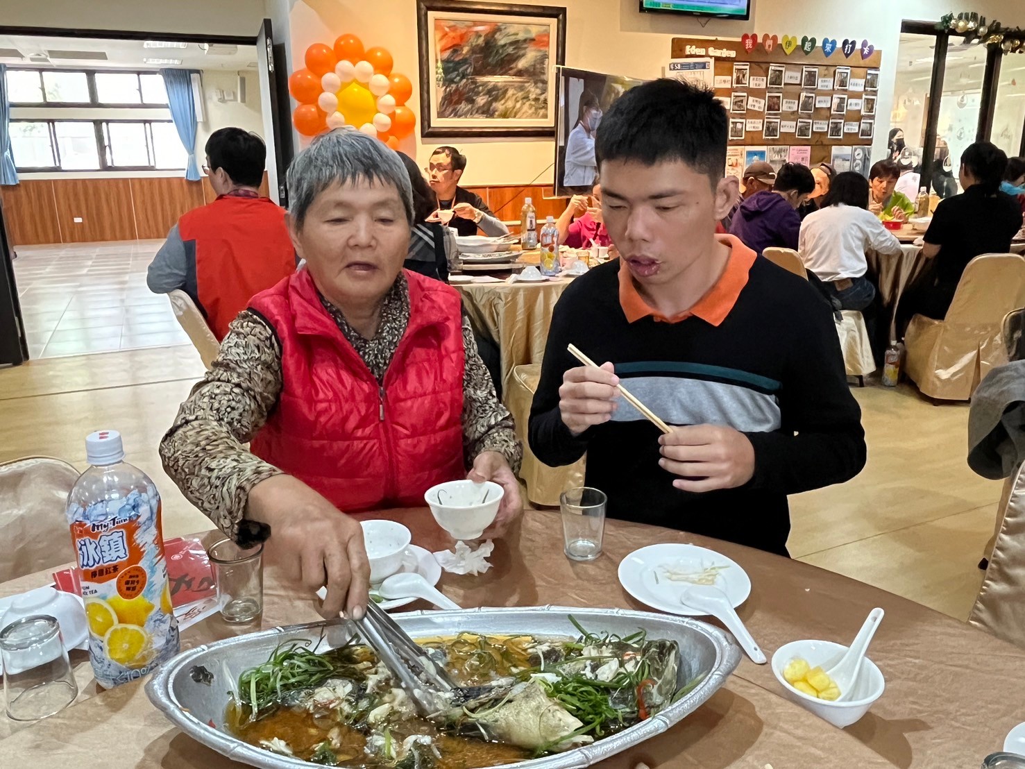 媽媽和兒子小凱一起享用圍爐。
