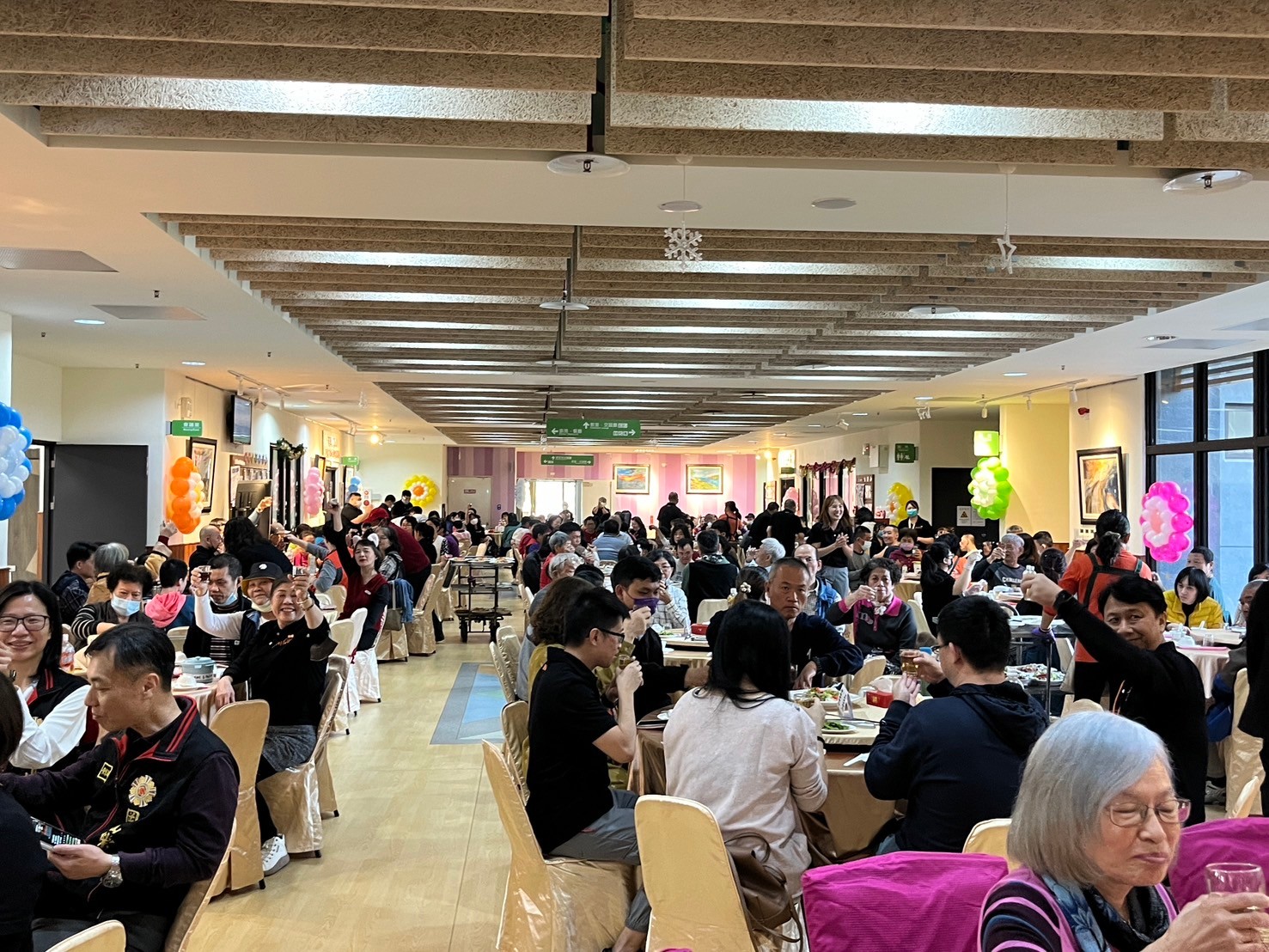 活動中大家一起舉杯慶祝。