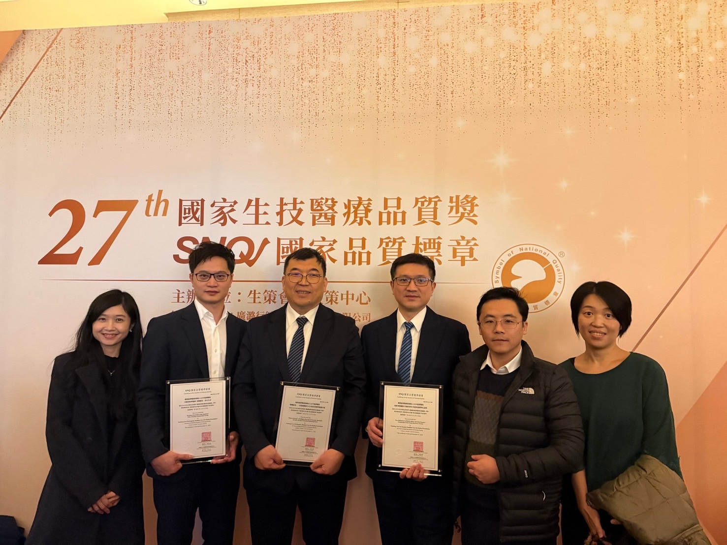 台中慈濟醫院整合特色功能中心有成,神經醫學中心、耳咽管中心、微創脊椎關節中心分別榮獲第27屆國家品質標章(SNQ)肯定。