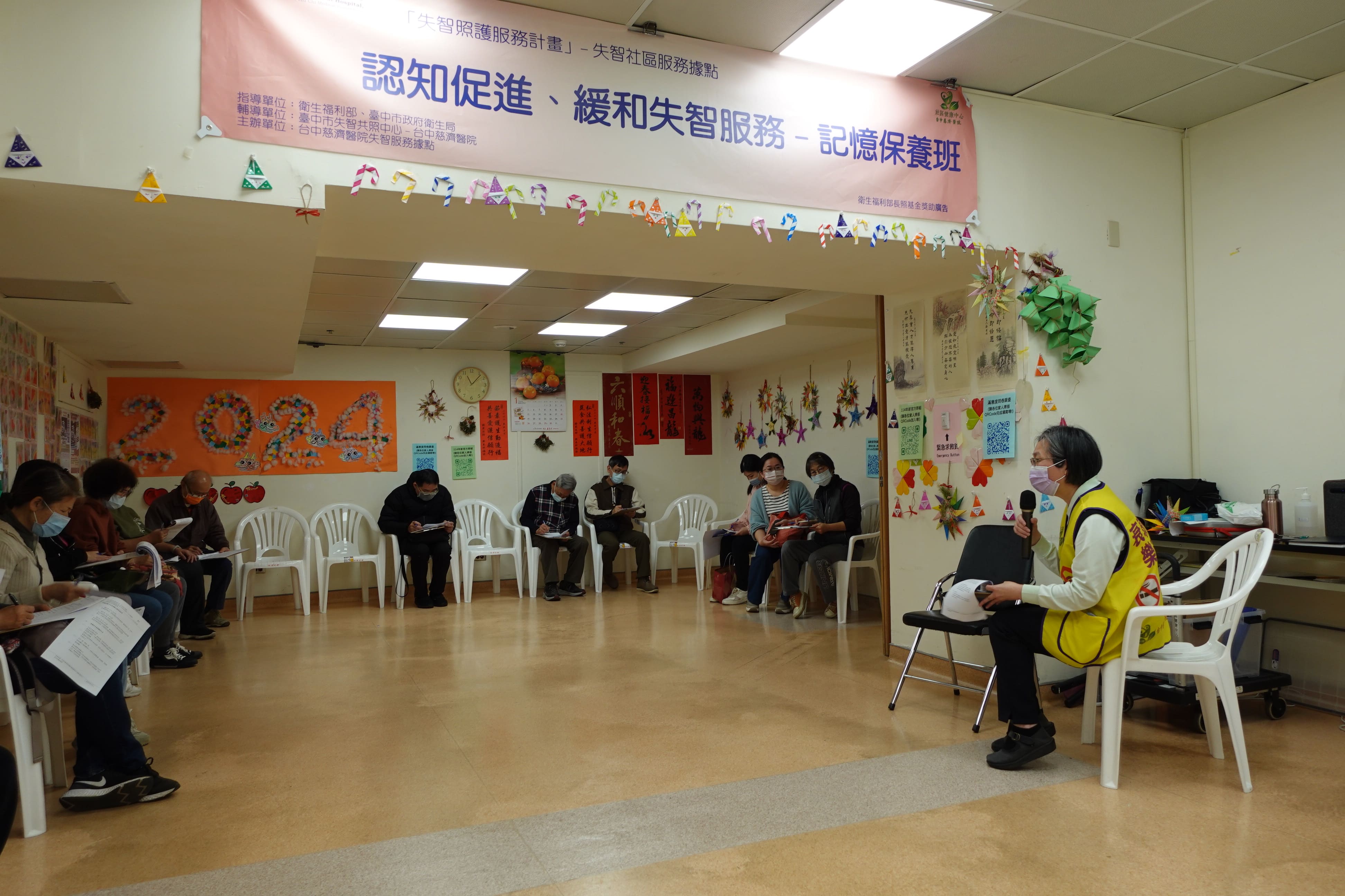 賴怡伶主任(右一)提醒,維持失智長輩的生活規律,以同理心陪伴,共創溫馨平和的春節氛圍。