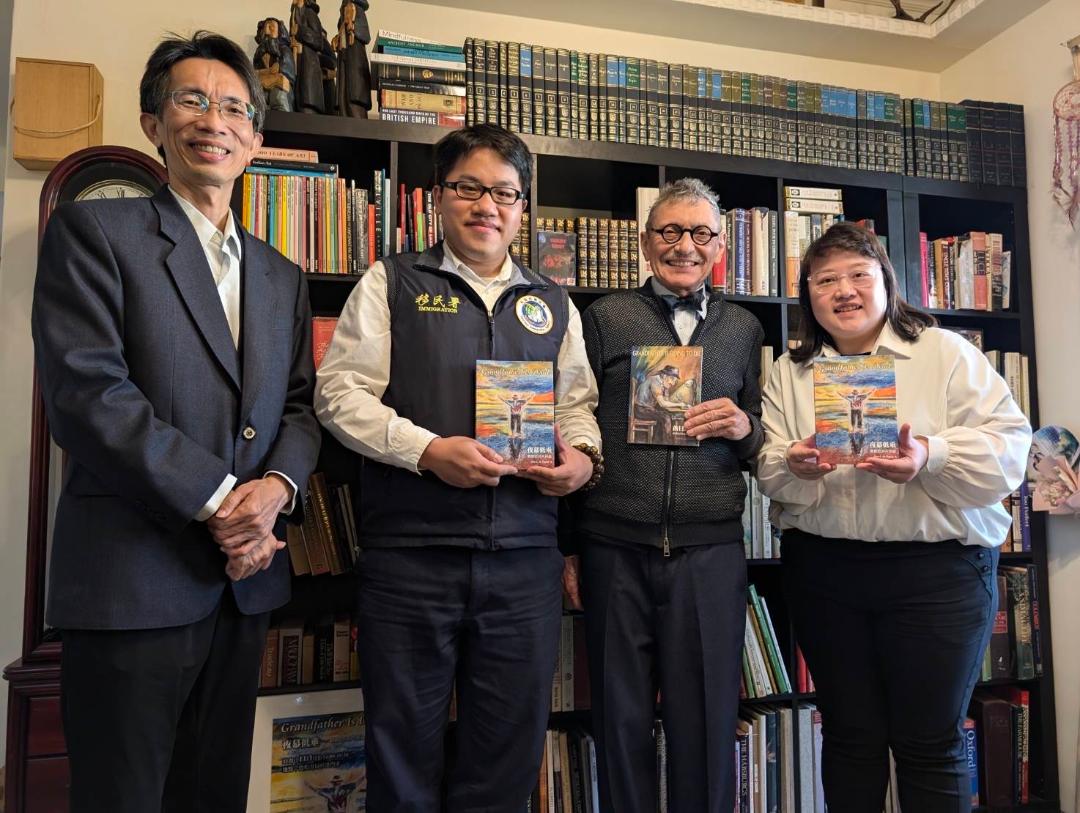 移民署臺中市第一服務站同仁前往利昂老師住家拜會，和老師及其友人合照。