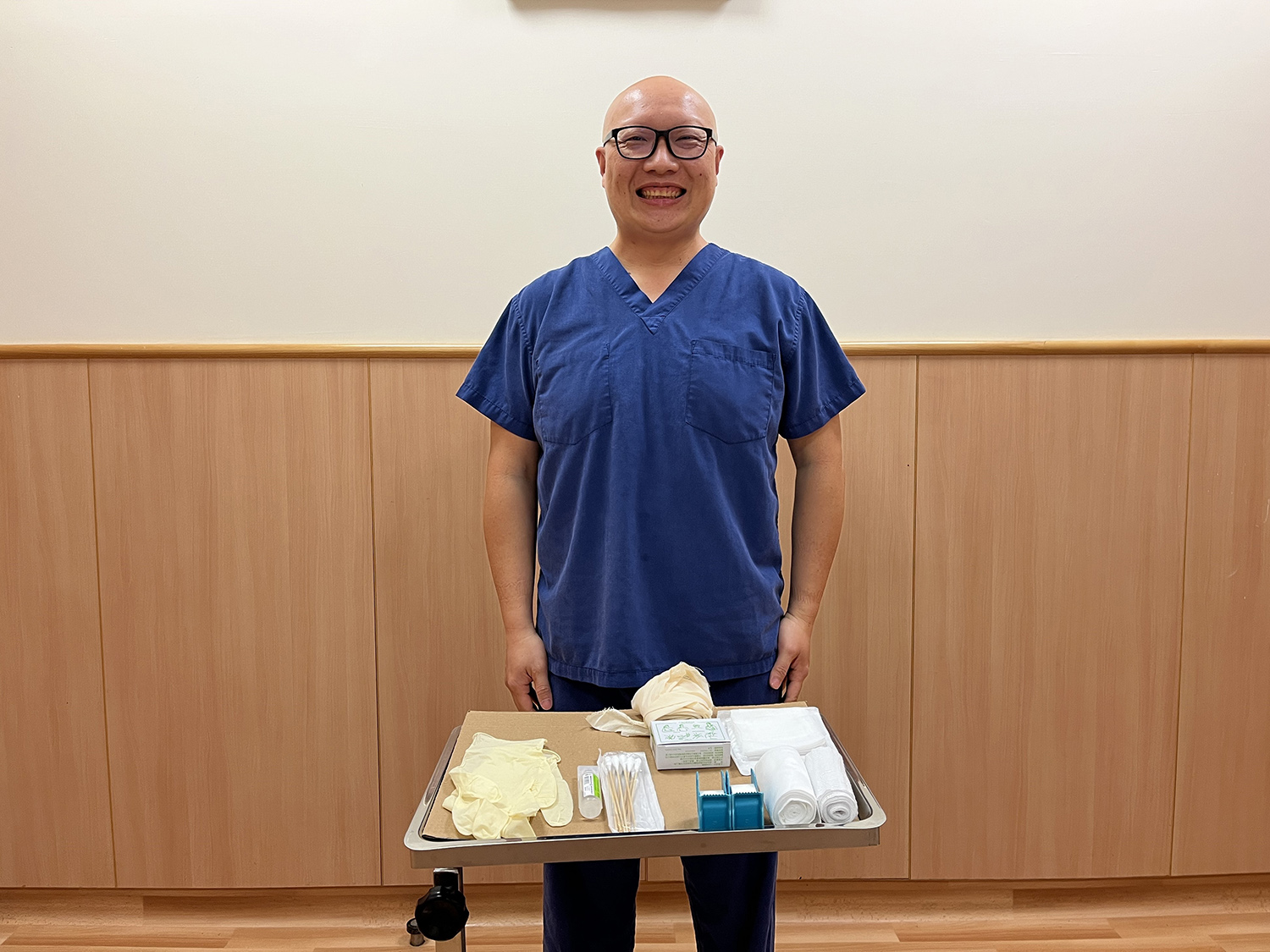 護理部專科護理師王文聰指導傷口基本照護。