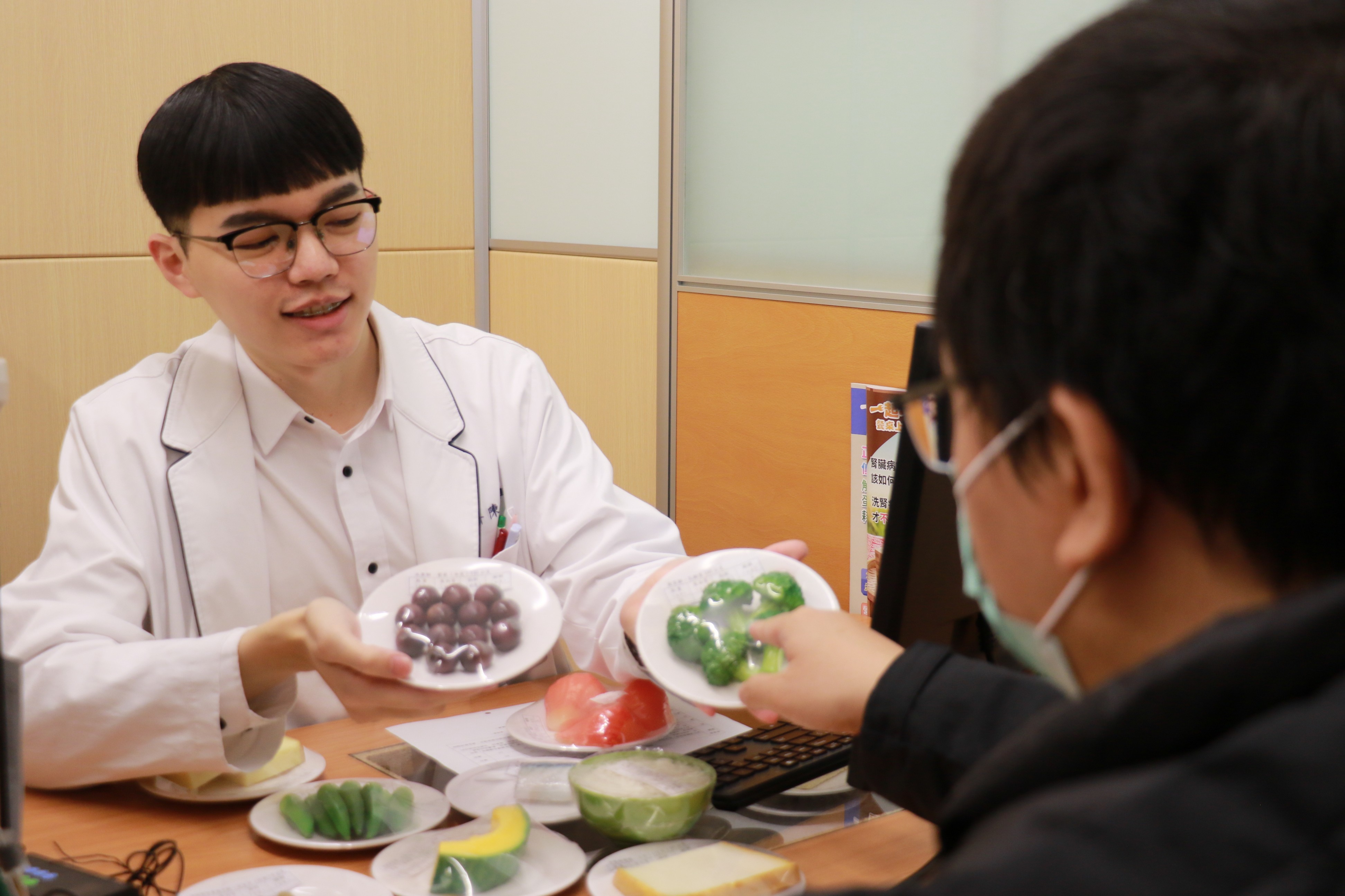 陳柏惟營養師建議,春節享用大魚大肉之餘,別忘了多吃蔬菜。