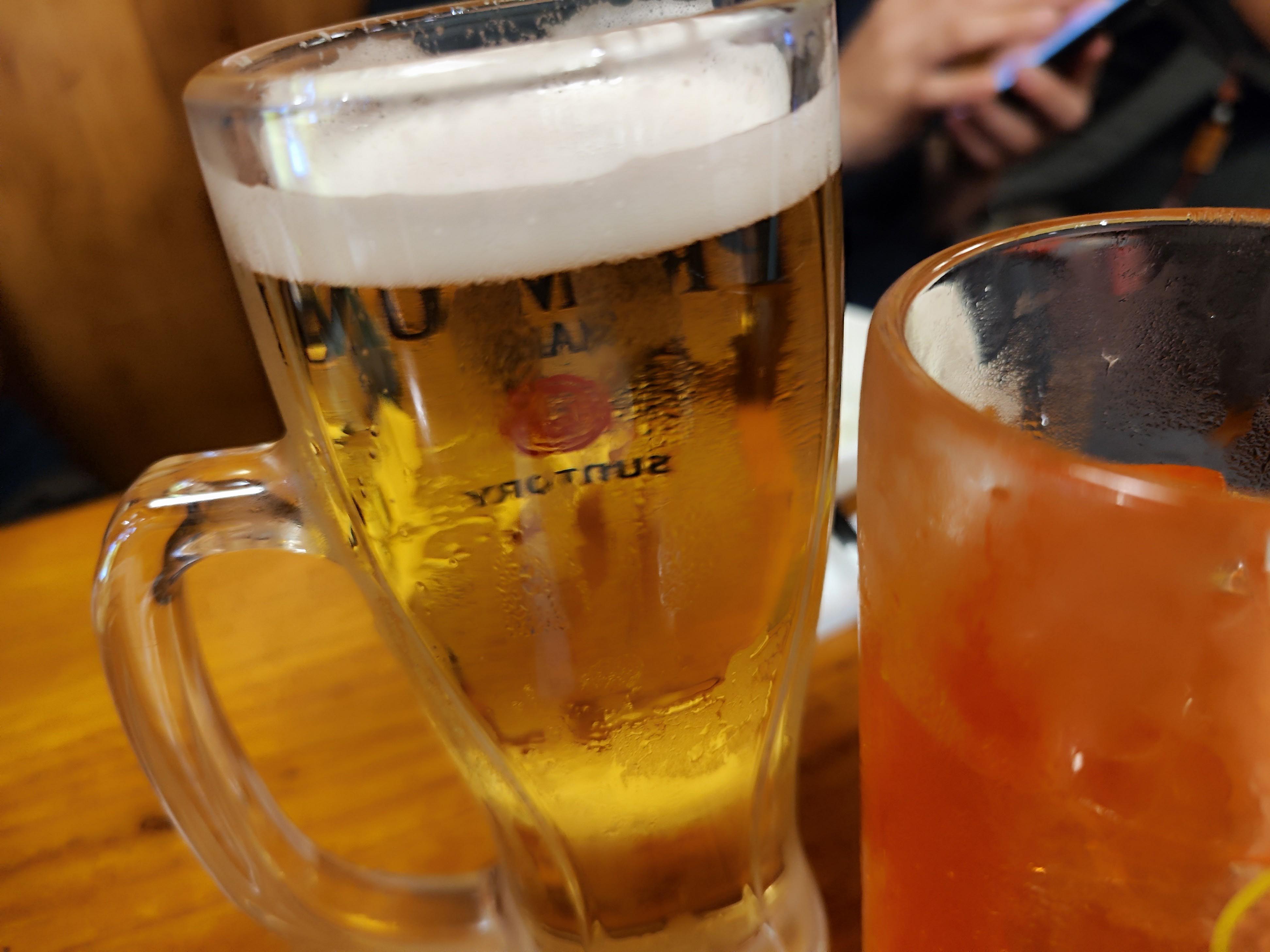 含酒精飲品,其實熱量很高,毫升數之下,酒精越濃,熱量也隨之升高。