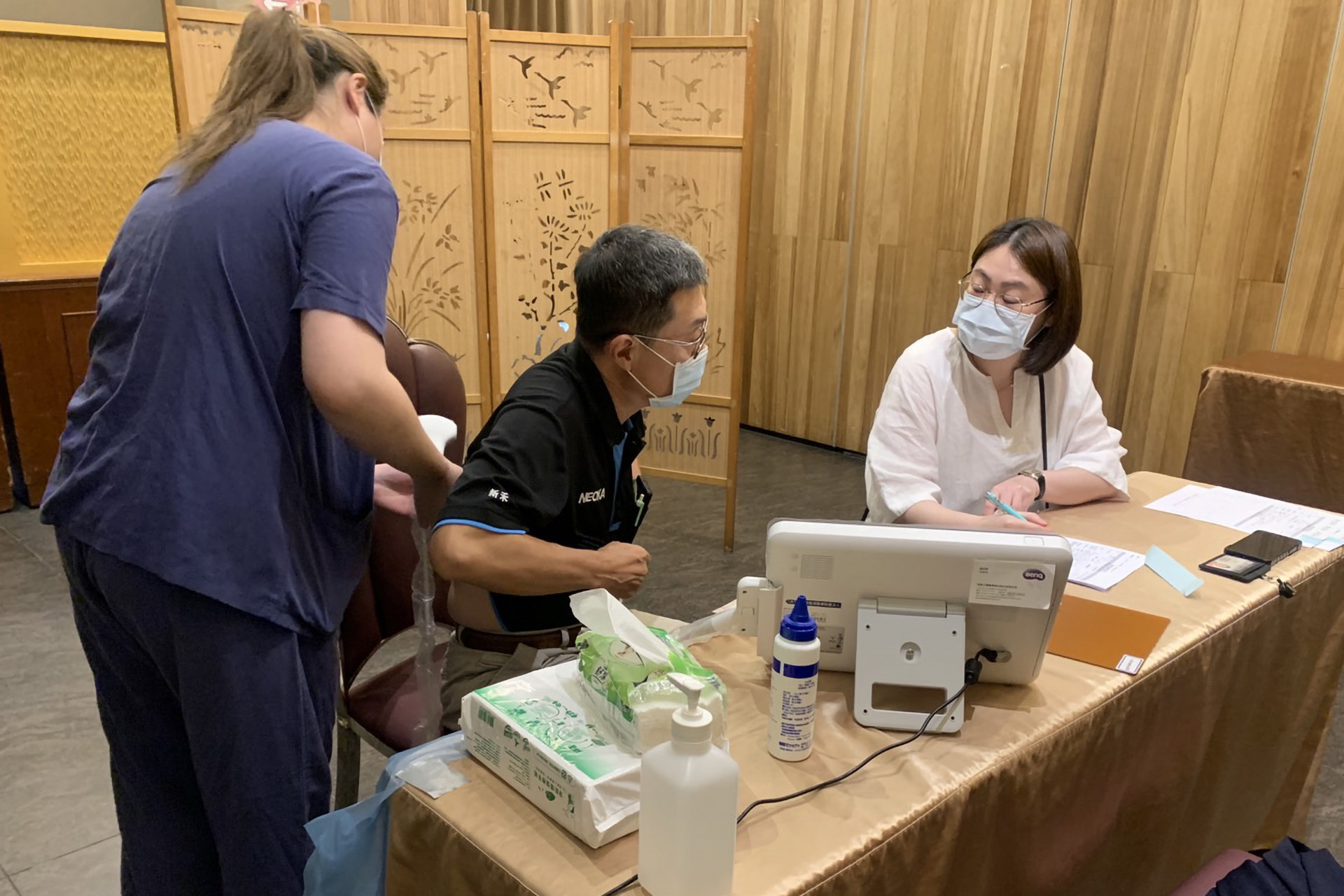泌尿科主任翁慧鈴現場除了腎臟超音波檢查,及尿液分析儀檢查外,更提供諮詢與衛教服務,幫助傷友釐清導尿方式、殘尿控制與尿道感染等常見問題。