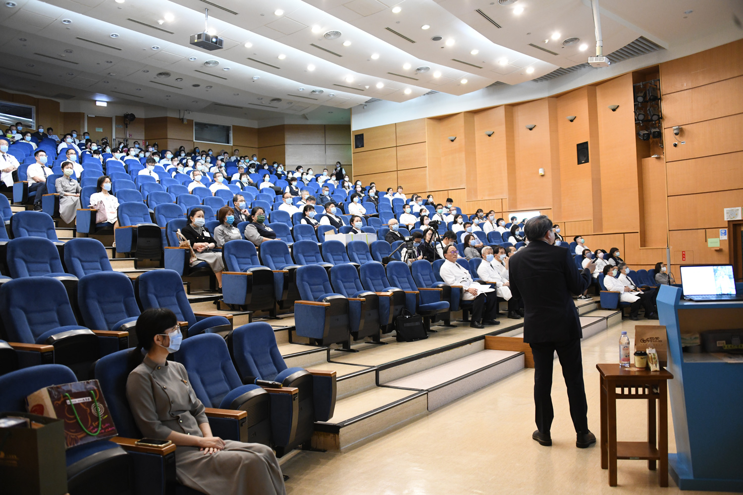 李副院長以臺北榮總在全面推動數位轉型及多項智慧應用豐富經驗為主軸,分享內容精彩豐富,獲得與會同仁熱烈回響。