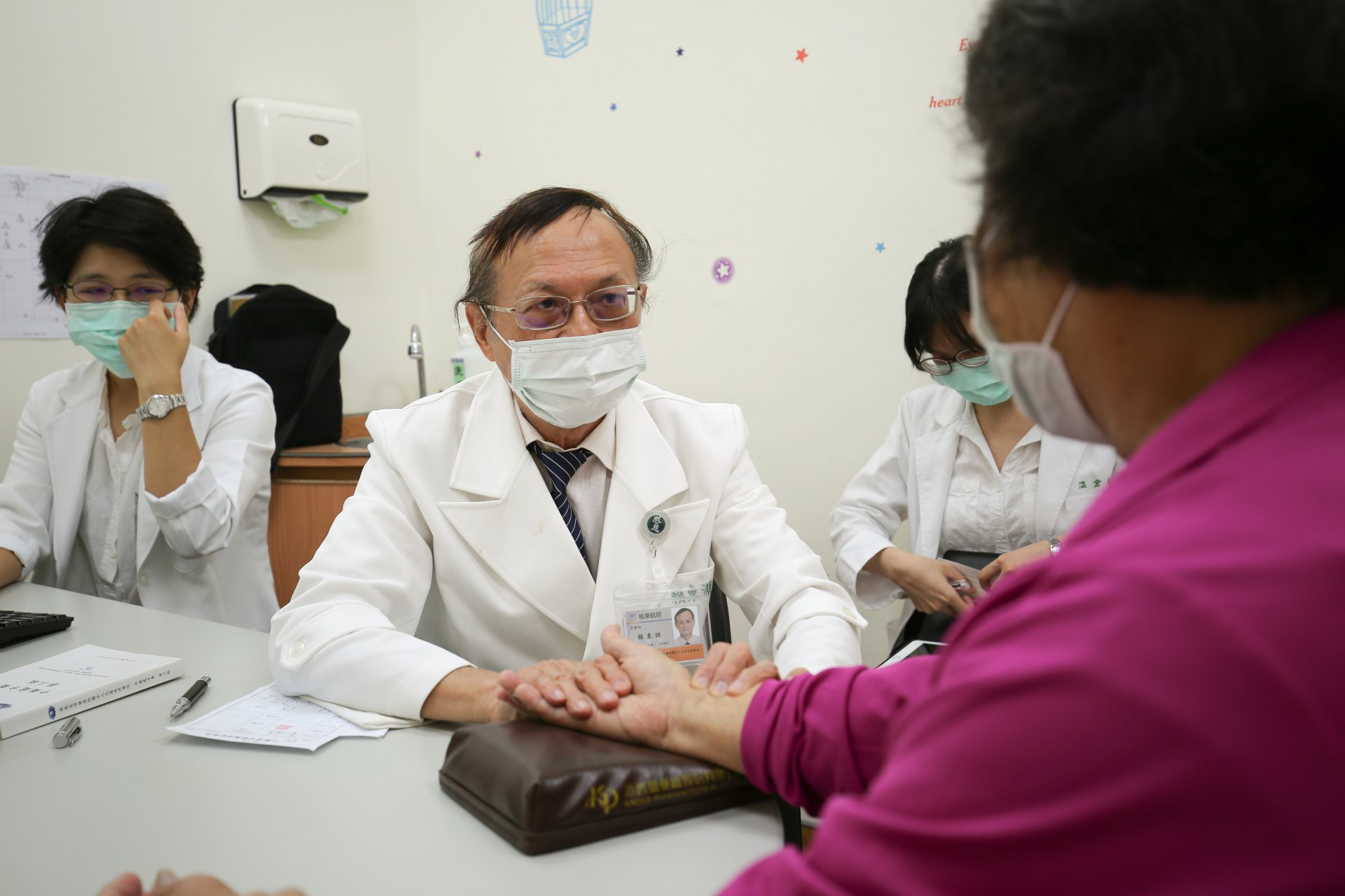 花蓮慈濟醫院中醫腫瘤中心主任賴東淵表示,中醫將根據個人體質,對症調理,改善身體內的環境,也可搭配穴位按摩,如土水穴、花骨四穴,可控制食慾、改善體態,