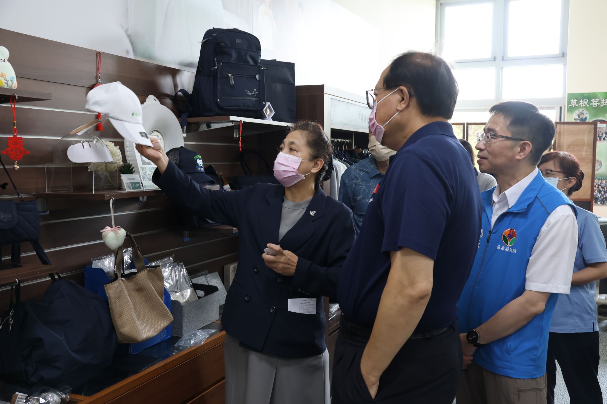 副召集人莊淑婷邀請人事長蘇俊榮參觀大愛感恩科技的環保產品,講解其功用。