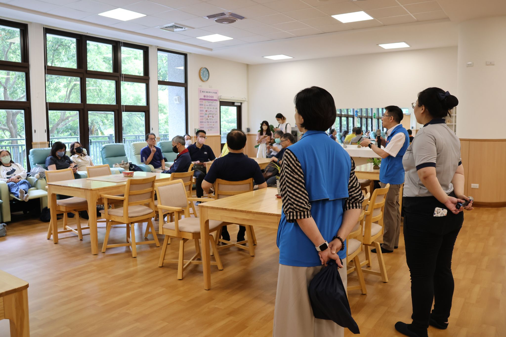 楊文志局長介紹輕安三義貼心設施設備,以及觀賞窗外綠意盎然景色。