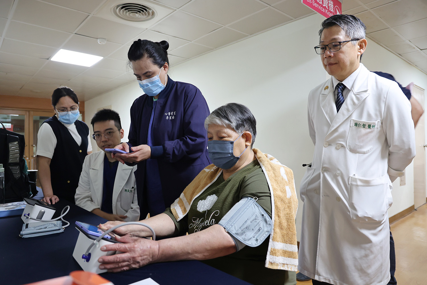 現場除了有專業醫師分享心房顫動的預防與治療,也提供心律不整篩檢與諮詢,幫助民眾了解自身心臟健康狀況。