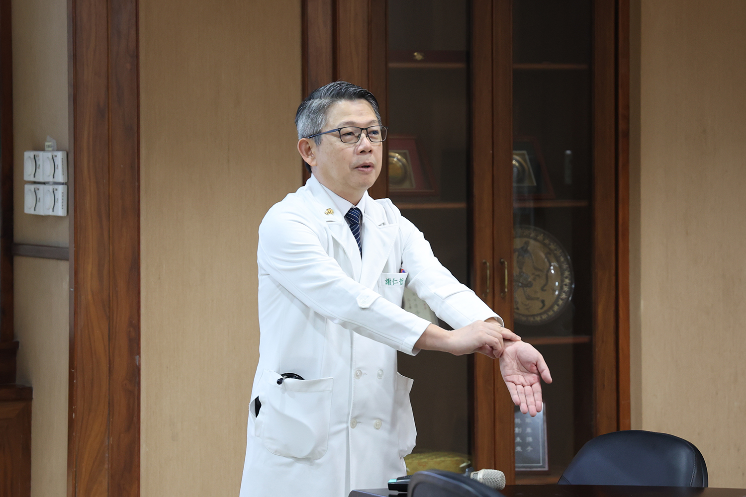 心臟內科謝仁哲主任提醒,若是感到心跳忽快忽慢、節律不規則時,除了自我測量心跳脈搏之外,到鄰近的診所、醫院「做心電圖」很重要,因為心電圖能協助醫師做出正確的判讀。