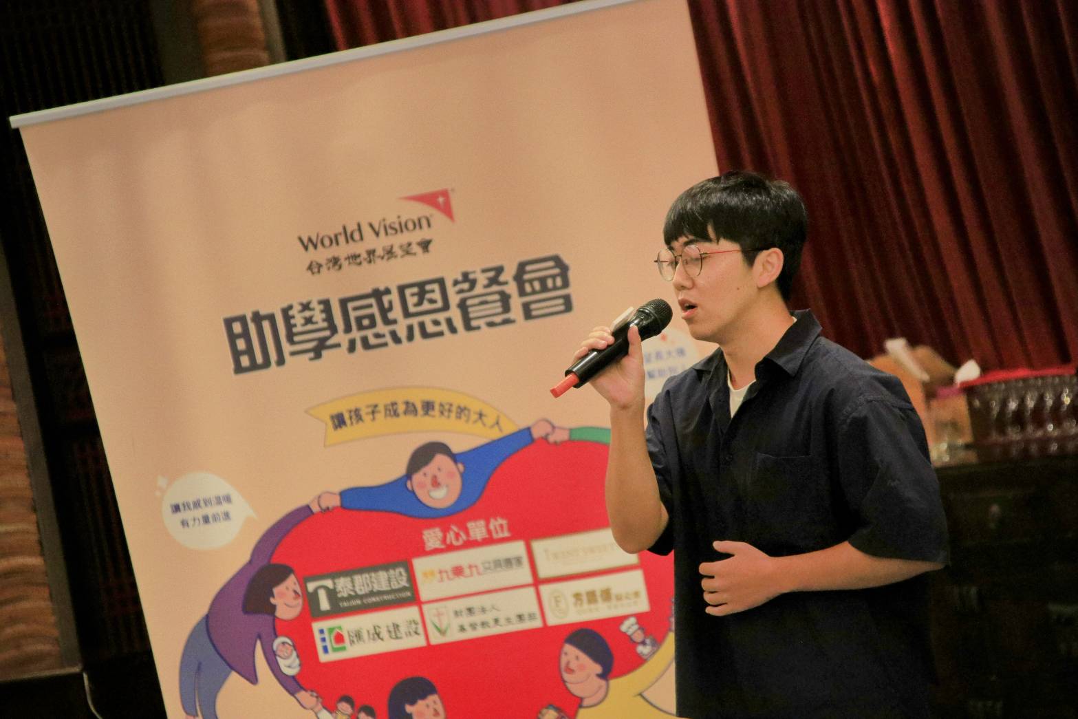 受助學支持的孩子祖安分享自己的學習故事與成長歷程,感謝各界愛心。