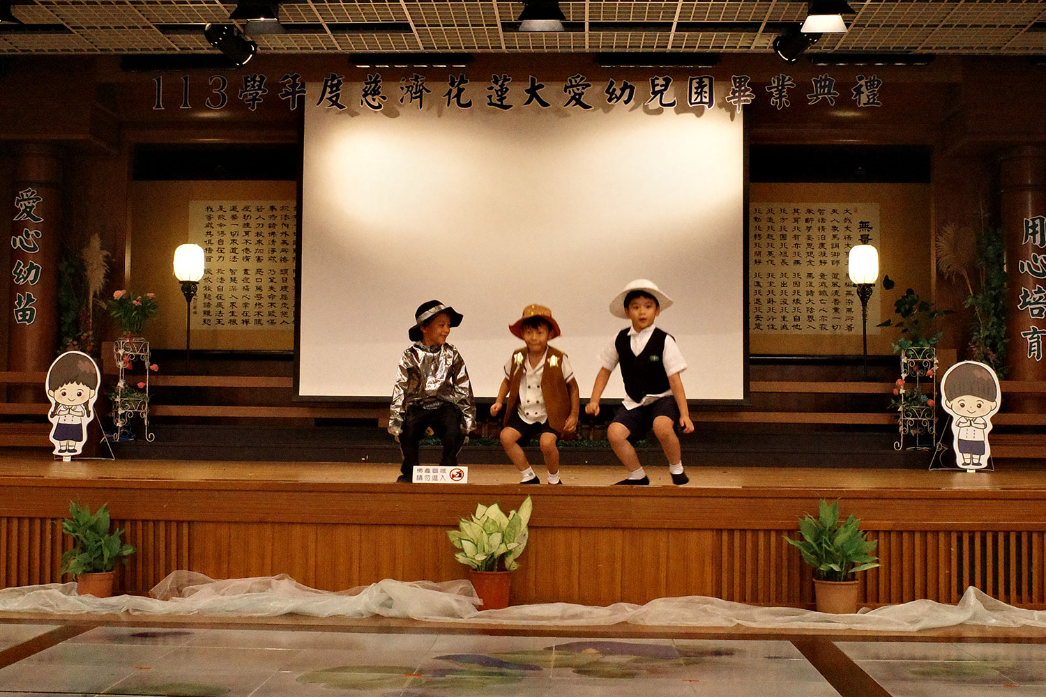 戲劇演出幼兒園點滴,表演《星期五晚上》十六蹲舞蹈。