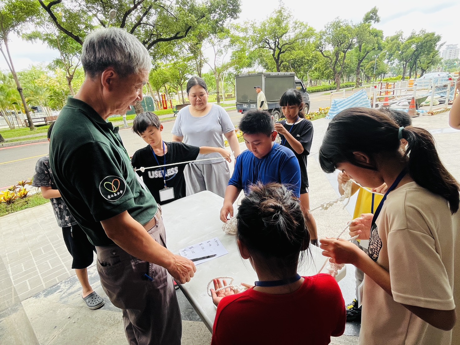 慧治品格教育課程,透過讓孩子打開繩結的遊戲設計,幫助孩子學習如何克服困難,再進一步實踐團結合作的精神。