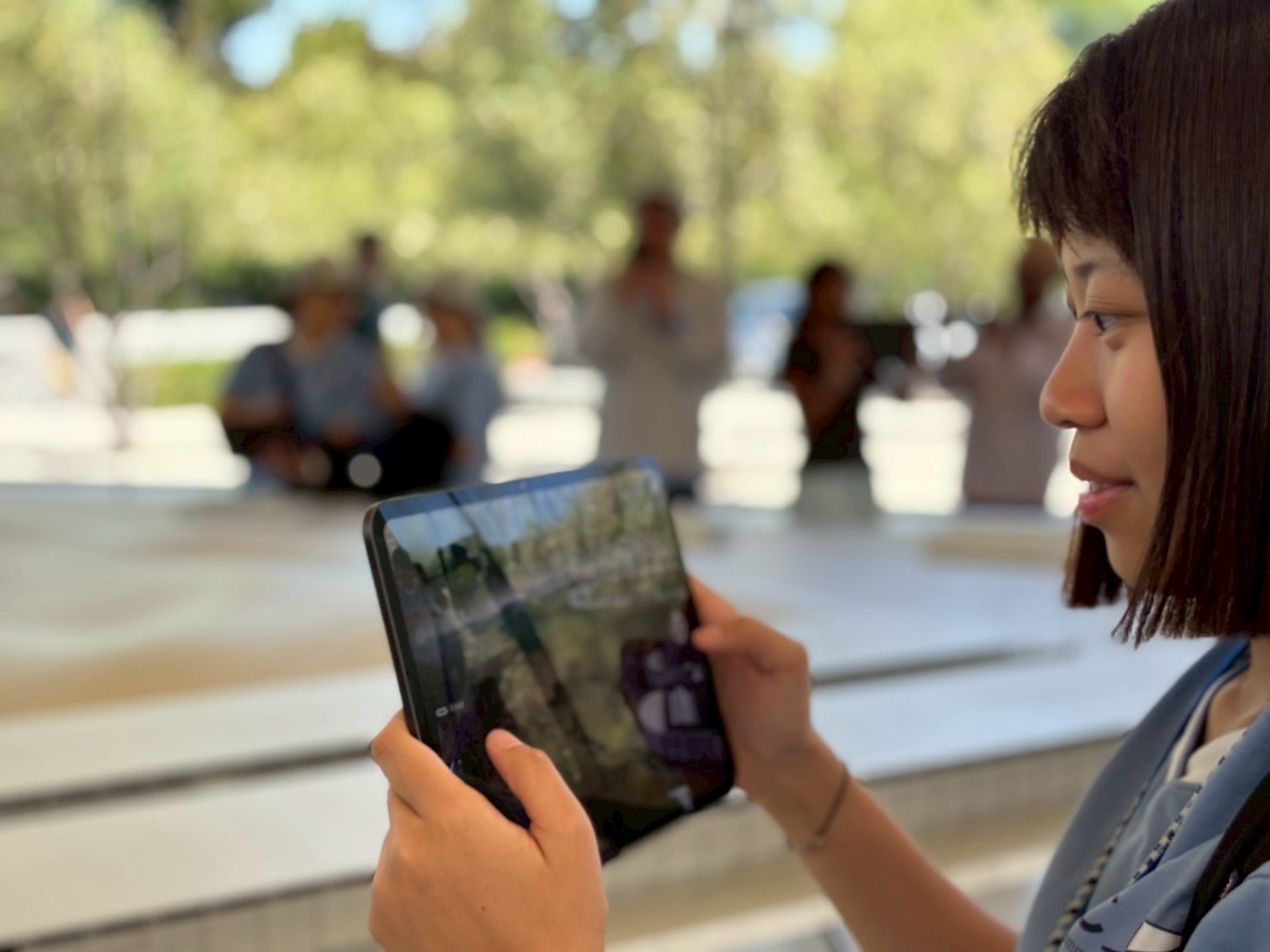 同學們人手一台iPad,在Apple Park場館的建築模型區,透過AR技術深入探索園區的每個角落。