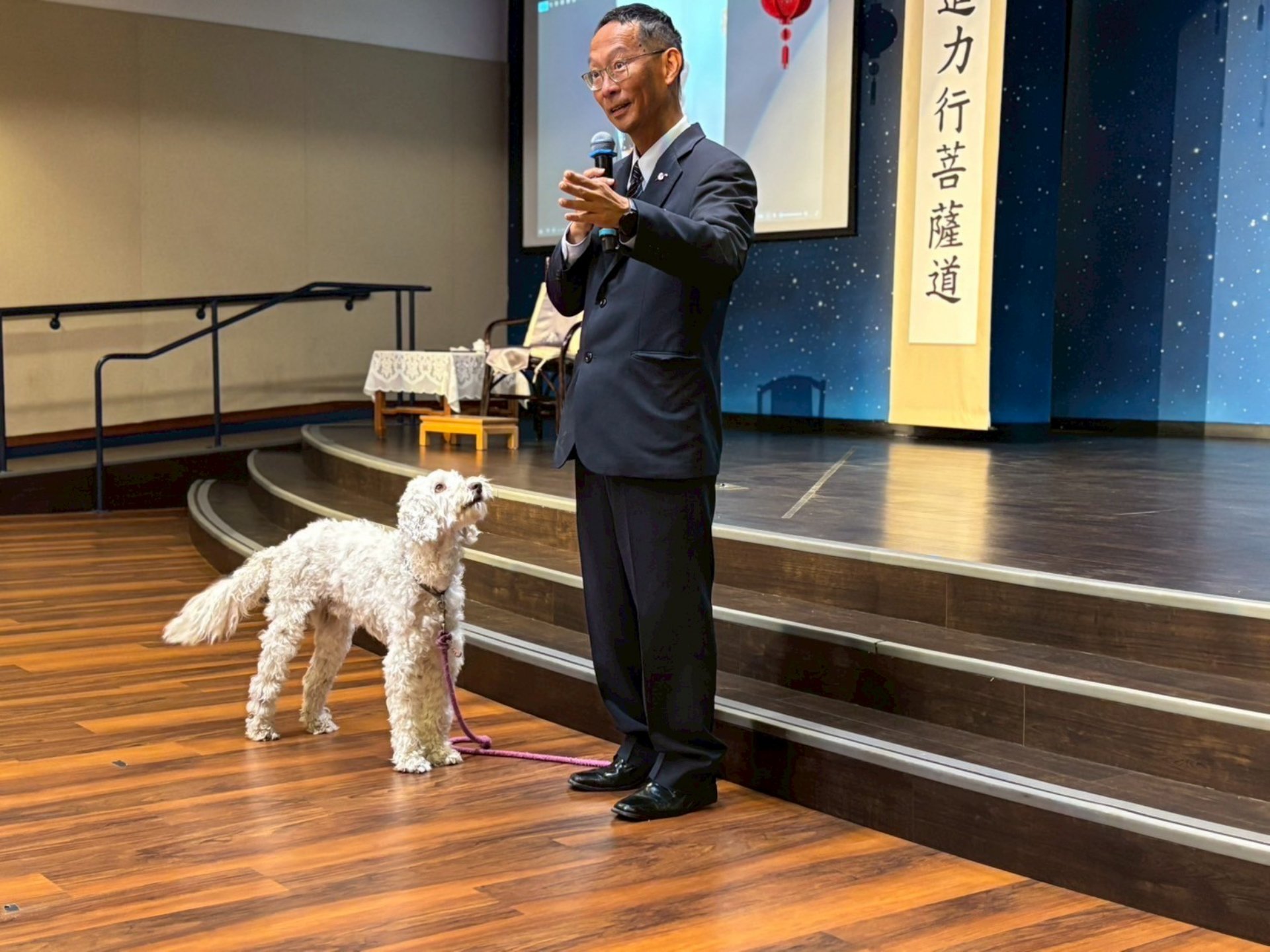 北加州分會副執行長Jason師伯攜帶深受大家喜愛的愛犬波霸,於開營儀式中勉勵同學們盡情享受加州的遊學生活,並溫暖地表示會所就是大家在美國的家。
