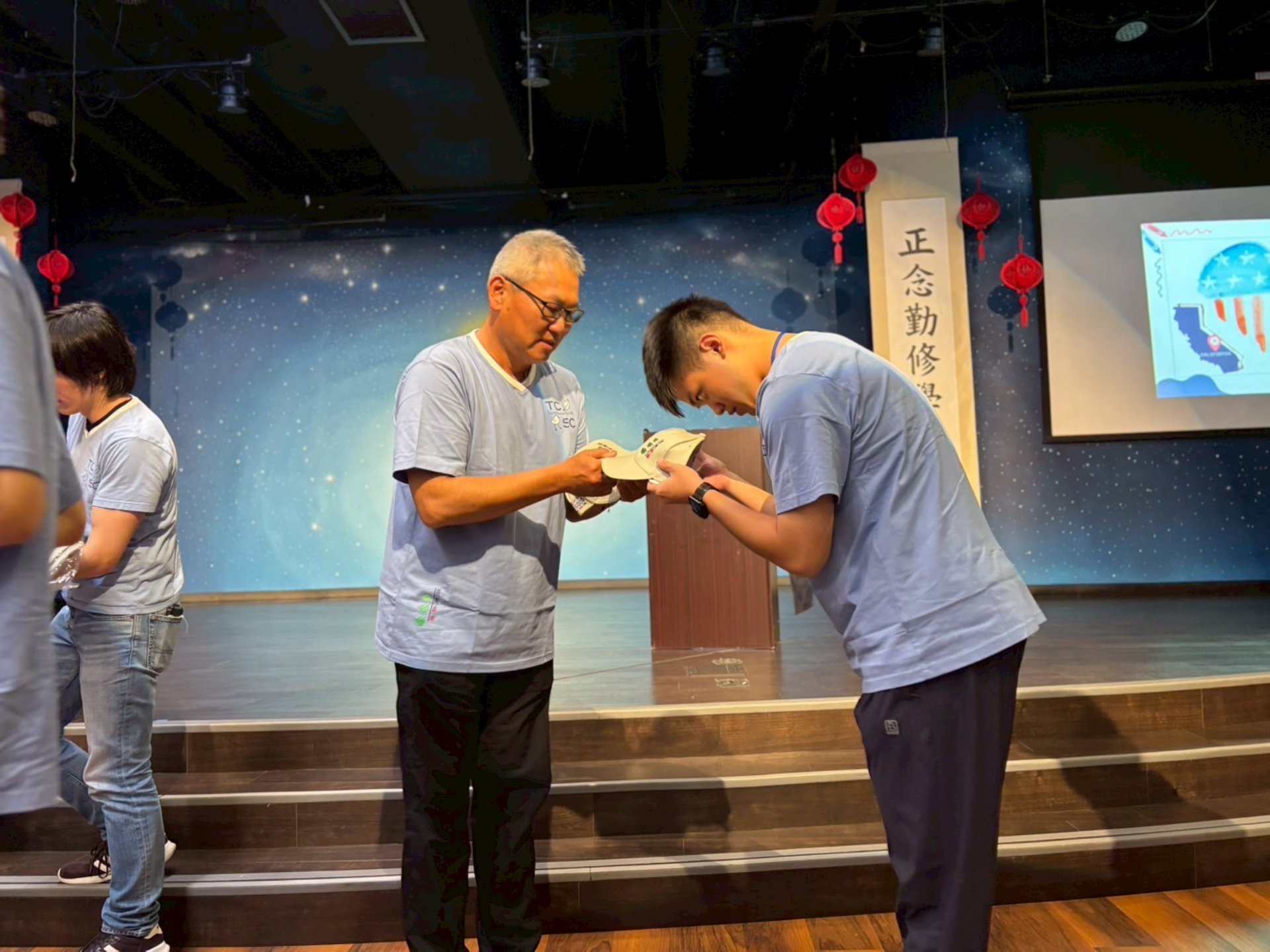慈濟美國教育基金會副執行長杜賓師伯親手為每位學員戴上營隊帽,象徵著嶄新旅程的啟動