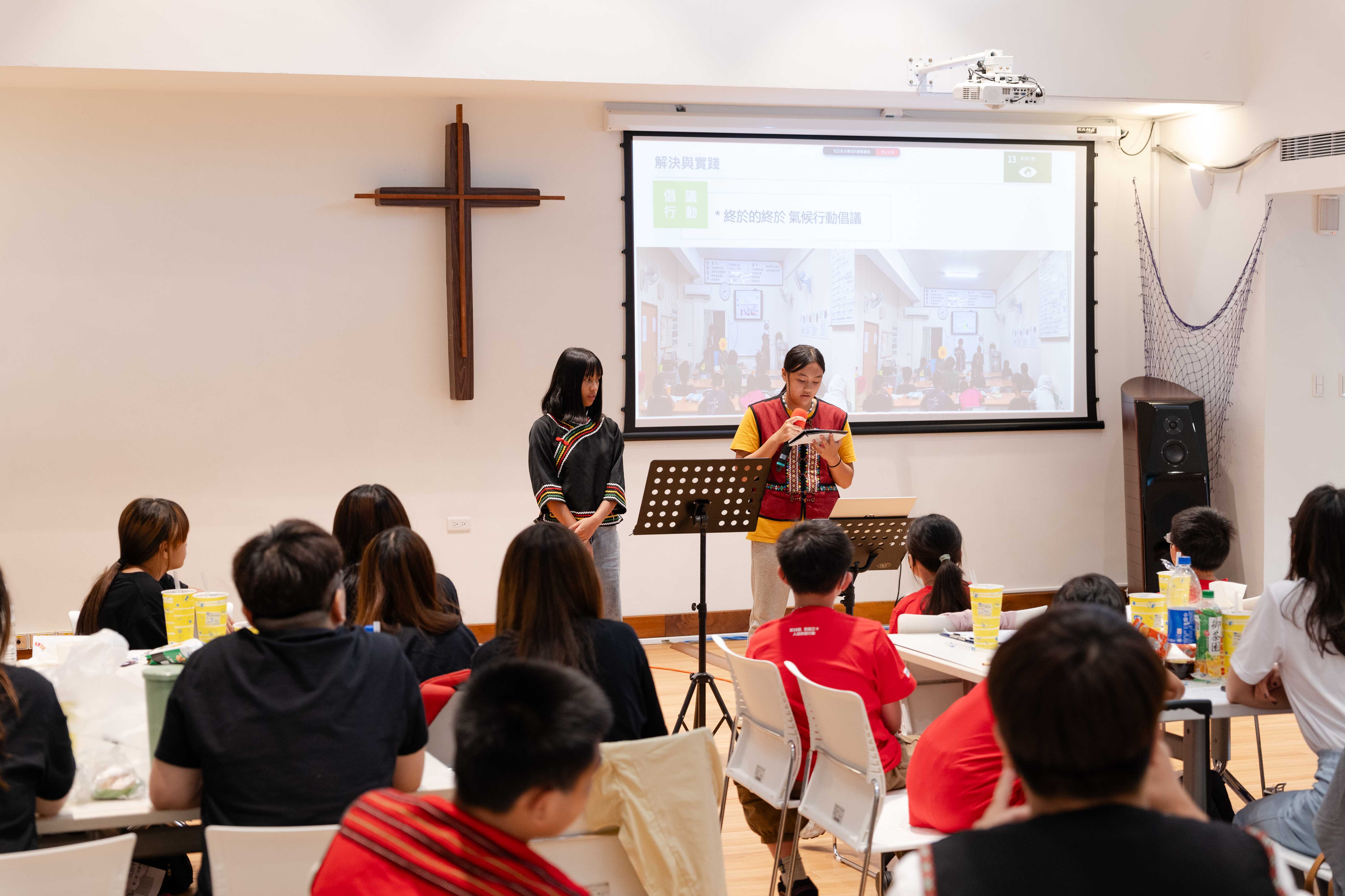 孩子學習向大眾解說如何發現問題,並提出解決方案,訓練思考力、溝通力與表達力。