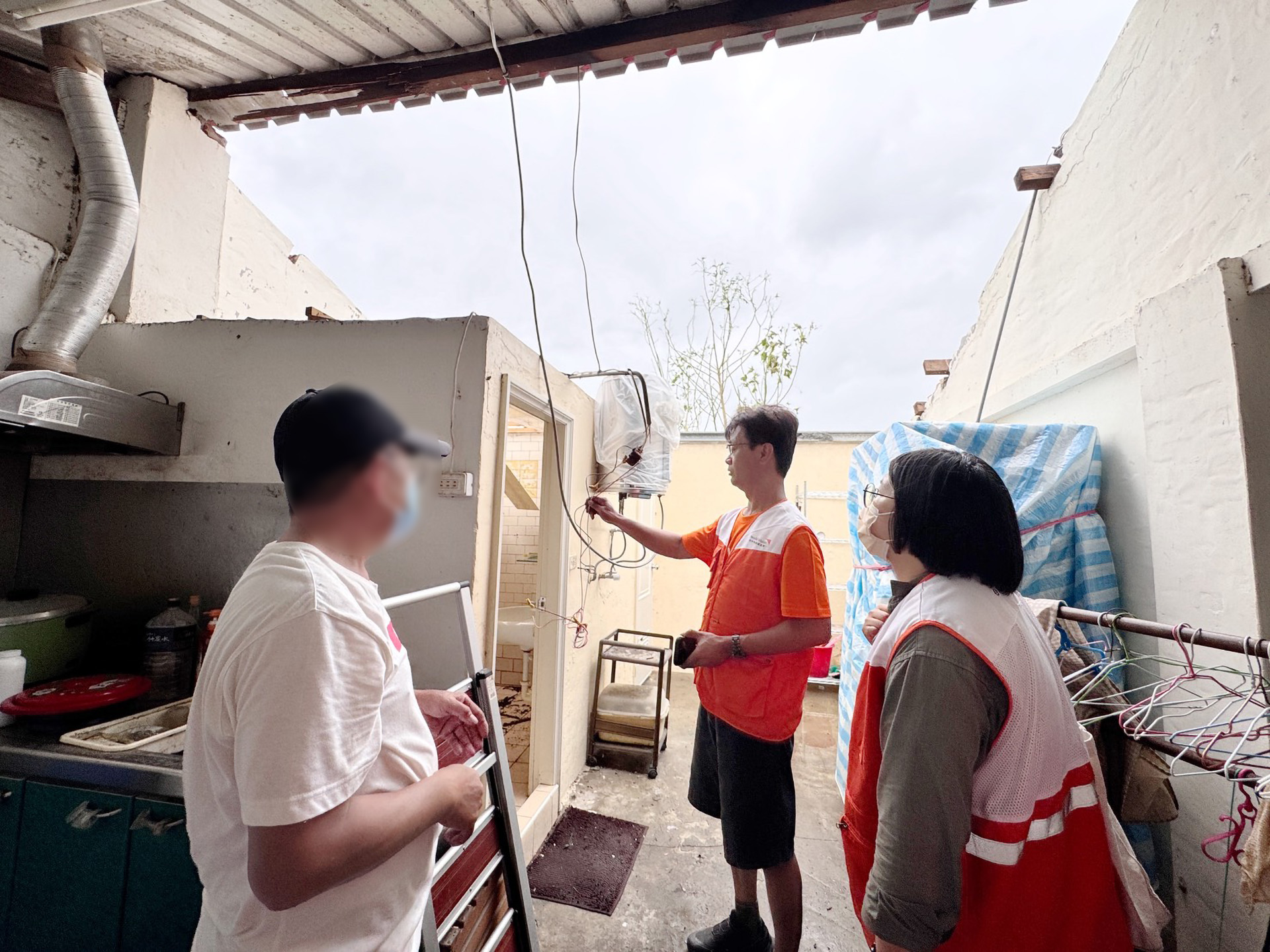 颱風過後,七股區民宅屋頂掀翻毀損,展望會第一時間進入災區勘災。