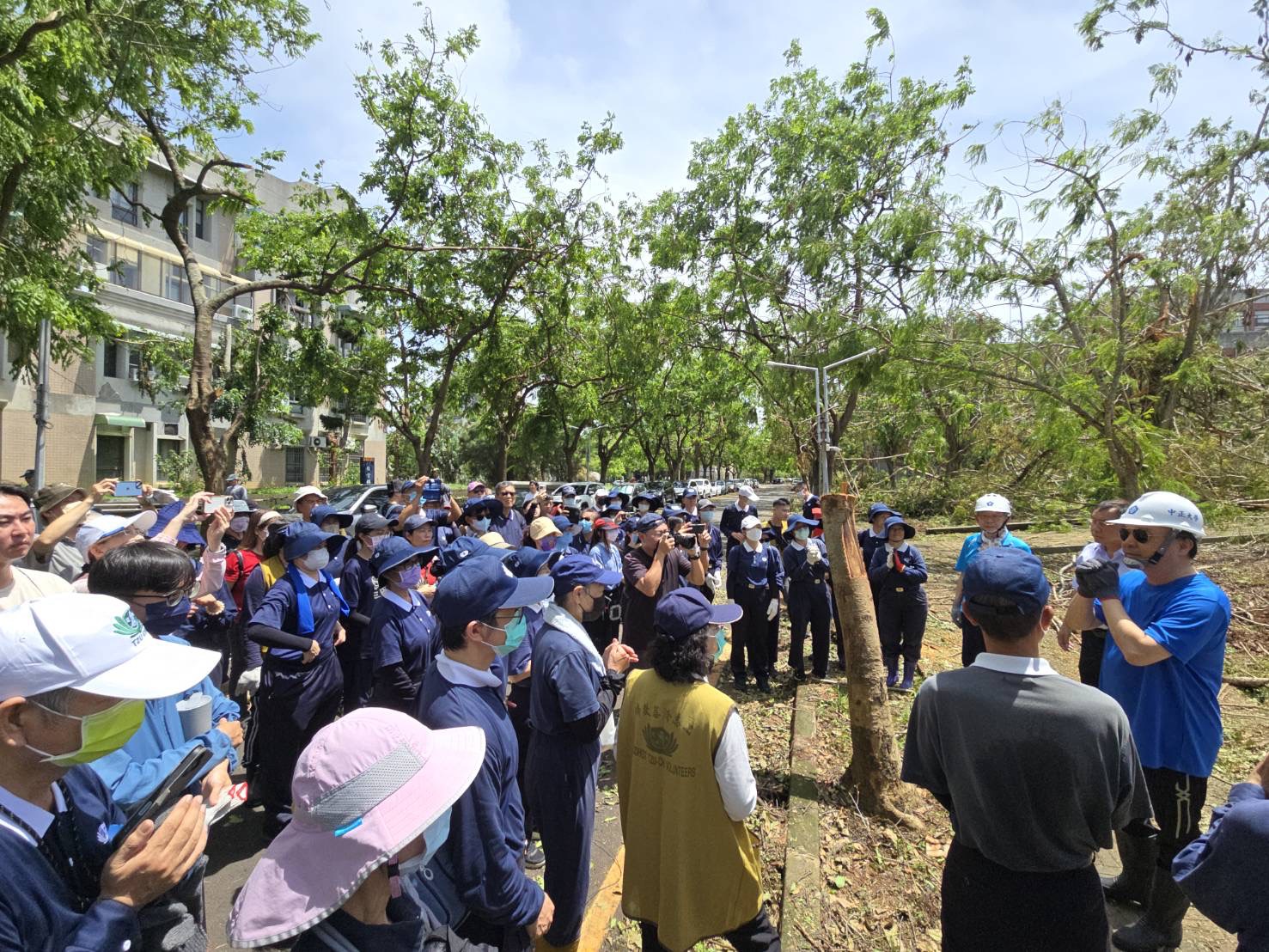 慈濟7月12日動員志工前往嘉義校園協助災後復原,圖為中正大學。(圖為慈濟基金會提供)