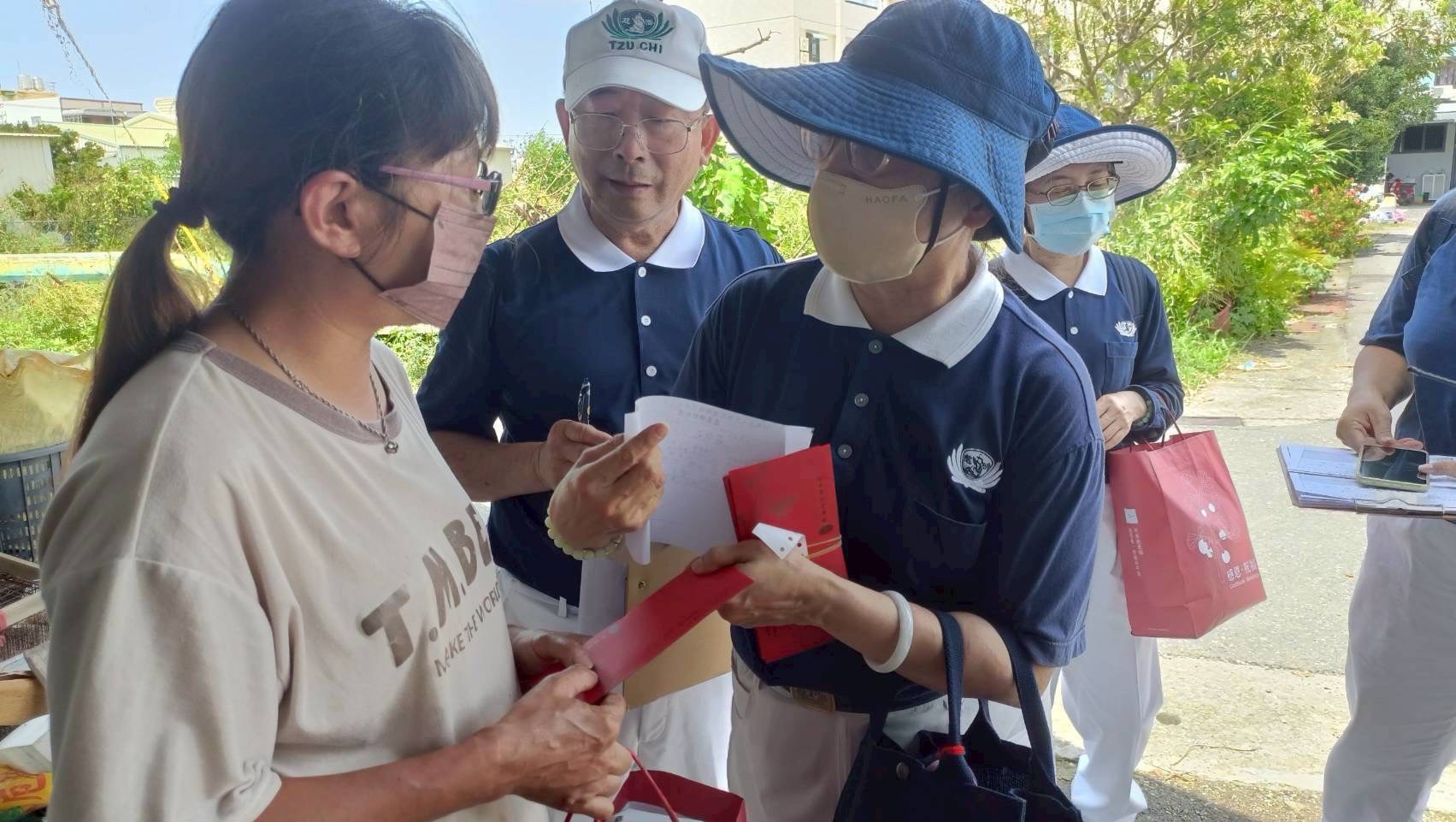 慈濟號召各縣市志工投入嘉南地區災後重建與關懷工作,7月12日前往台南七股區進行安心家訪。(圖為慈濟基金會提供)