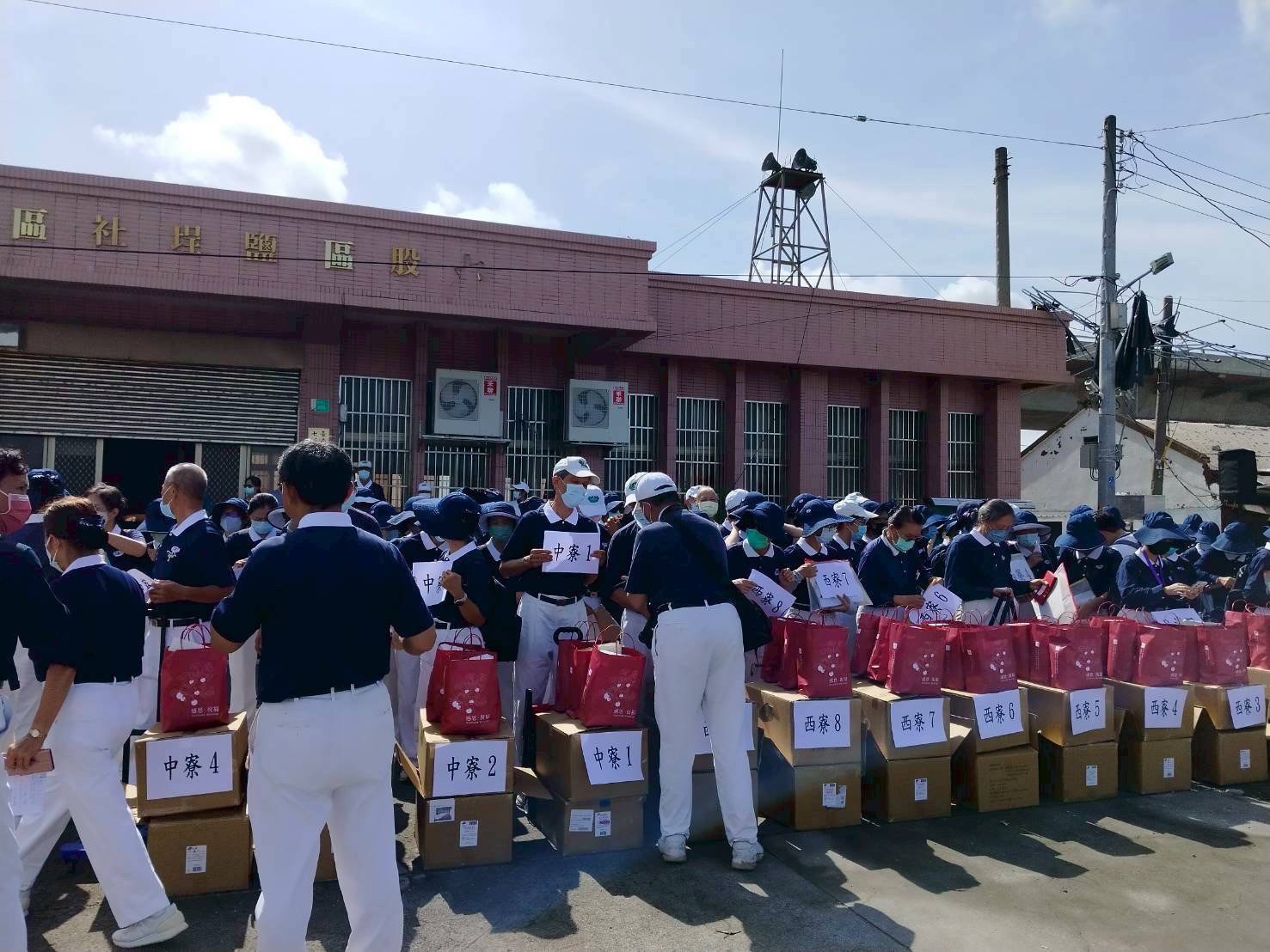 慈濟號召各縣市志工投入嘉南地區災後重建與關懷工作,7月12日前往台南七股區進行安心家訪。(圖為慈濟基金會提供)