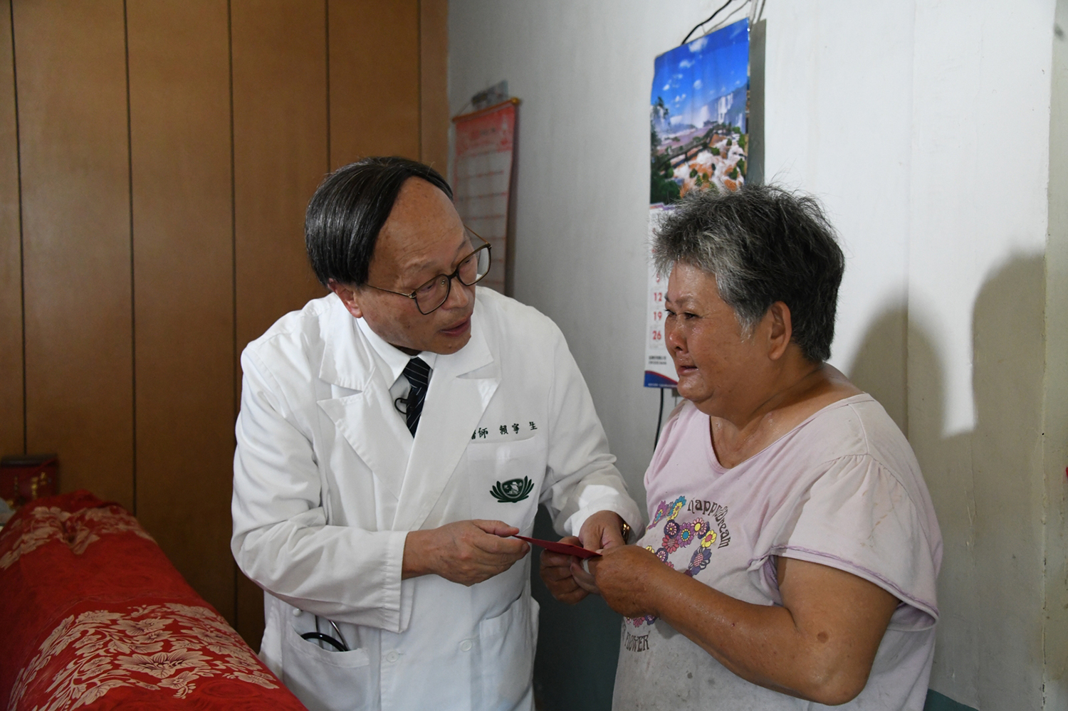 賴寧生院長關心受災民眾狀況,並送上慰問金,協助災後復建。