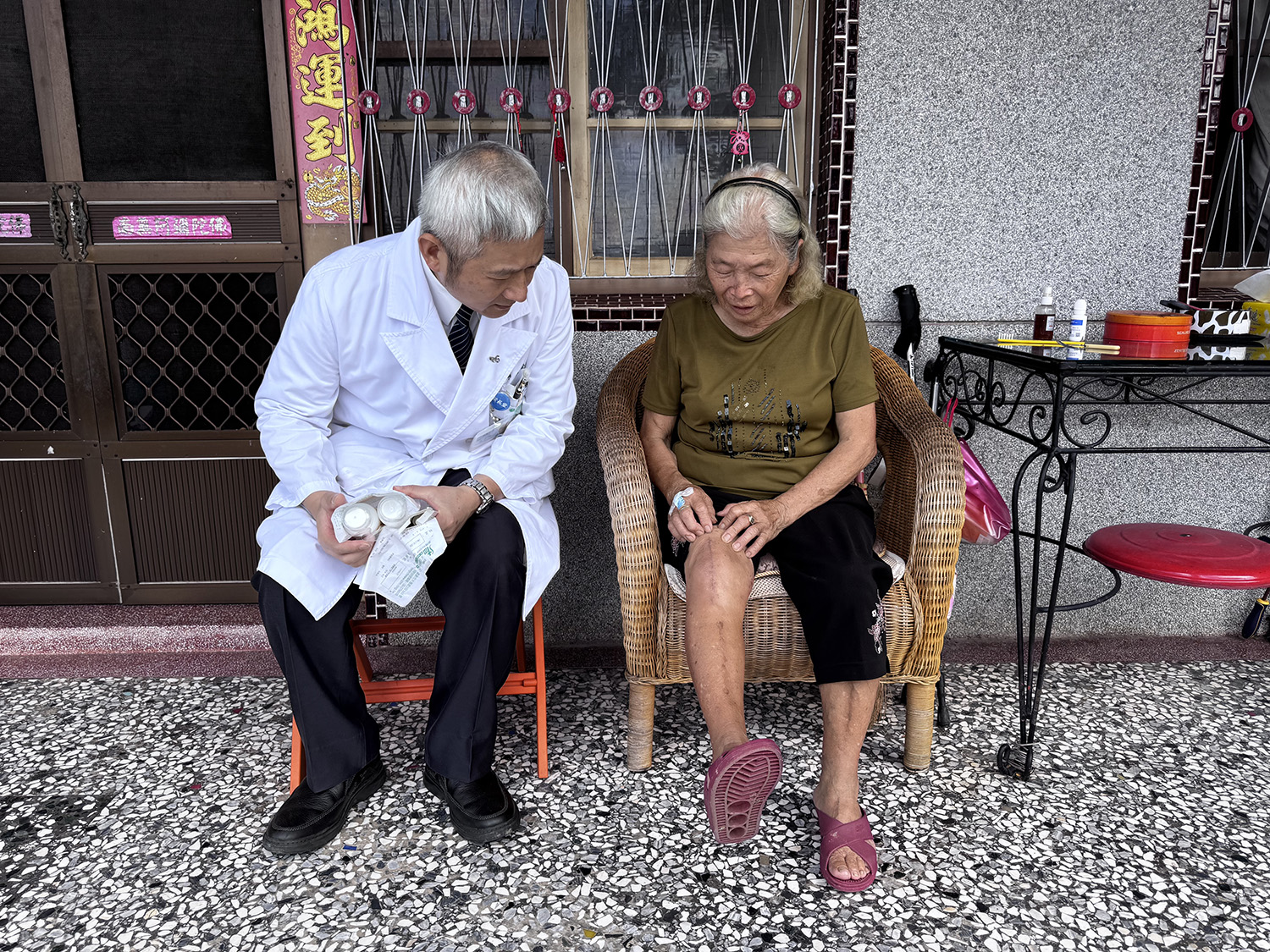 圖說:陳金城副院長則深入竹崎鄉山區,訪視84歲朱阿嬤,提供健康關懷。