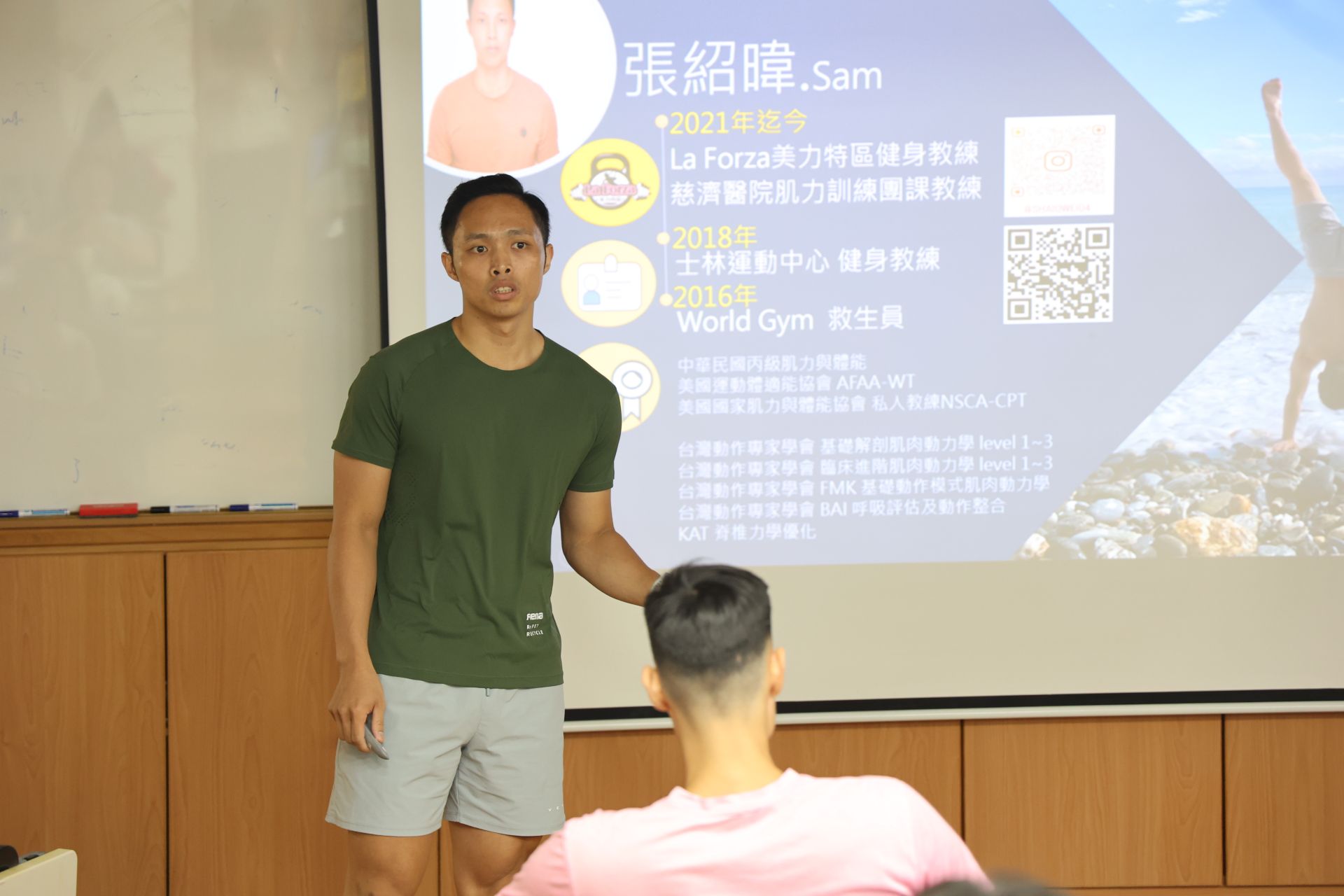 美力特區張紹暐教練進行專題分享,透過實際影片案例,介紹慢性病患者、長者族群及無運動經驗者等訓練模式