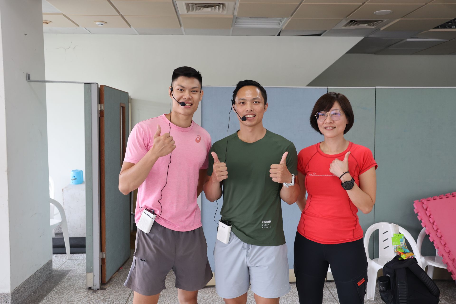 學員分組進行實作,由張紹暐教練(中)與張家維教練(左)分別帶領,示範並指導可應用於慢性病與長者照護的運動處方模組。右為助教許美玉護理師。