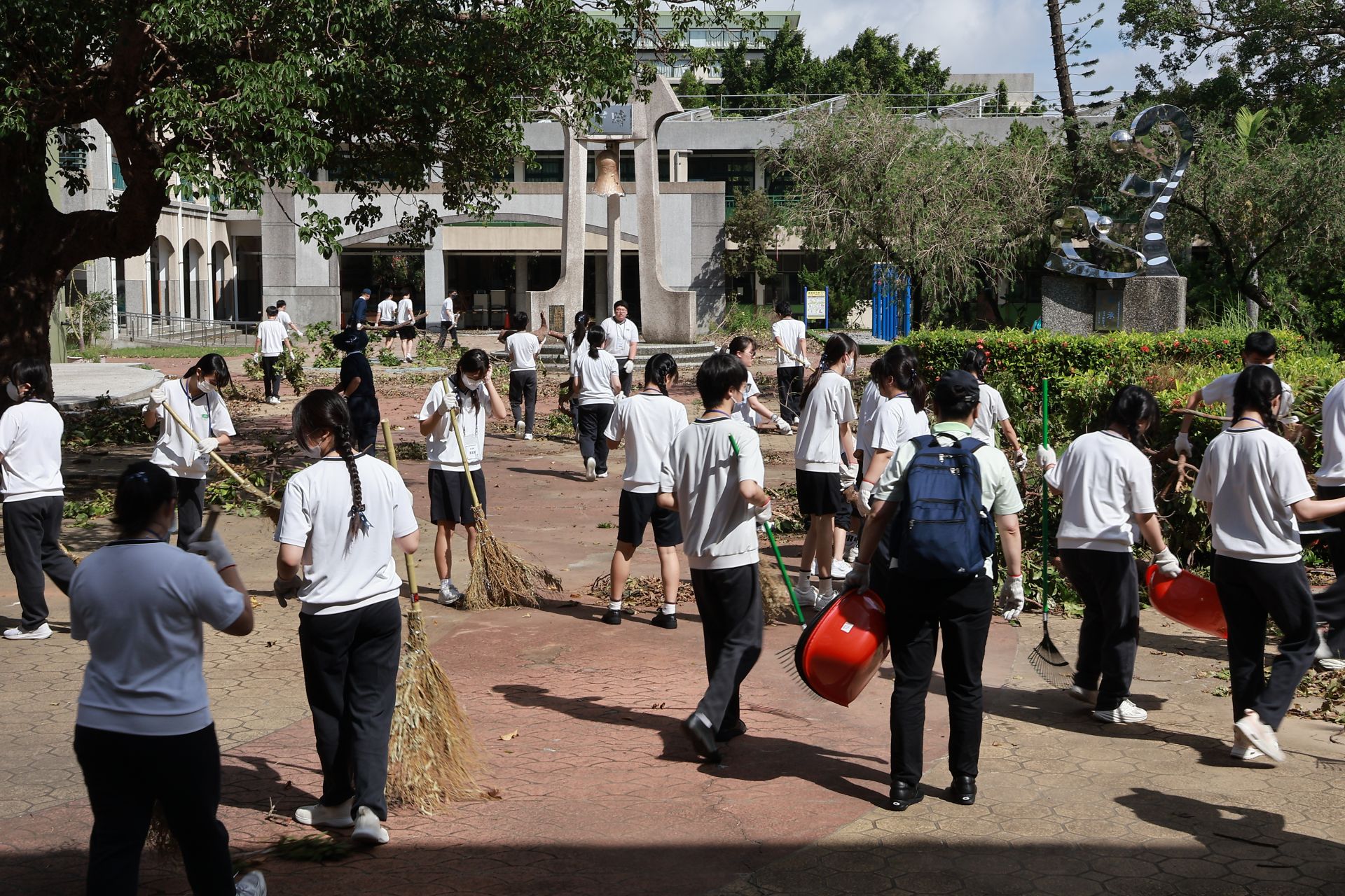 前往嘉義水上國小,與醫護同仁一起清掃丹娜絲風災後的校園環境。