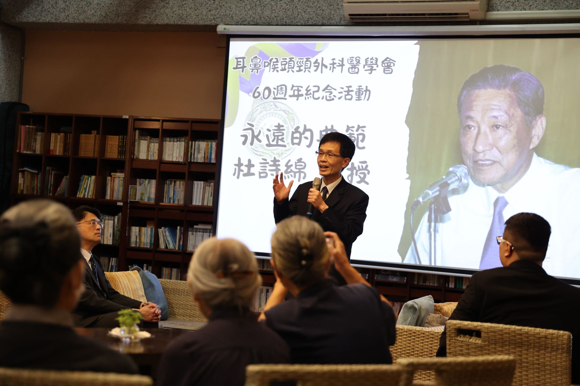花蓮慈院陳培榕副院長主持紀念大會,他是杜詩綿院長的學生,也常駐東部超過30年,承繼為花東地區栽培更多人才與醫學研究的重任。