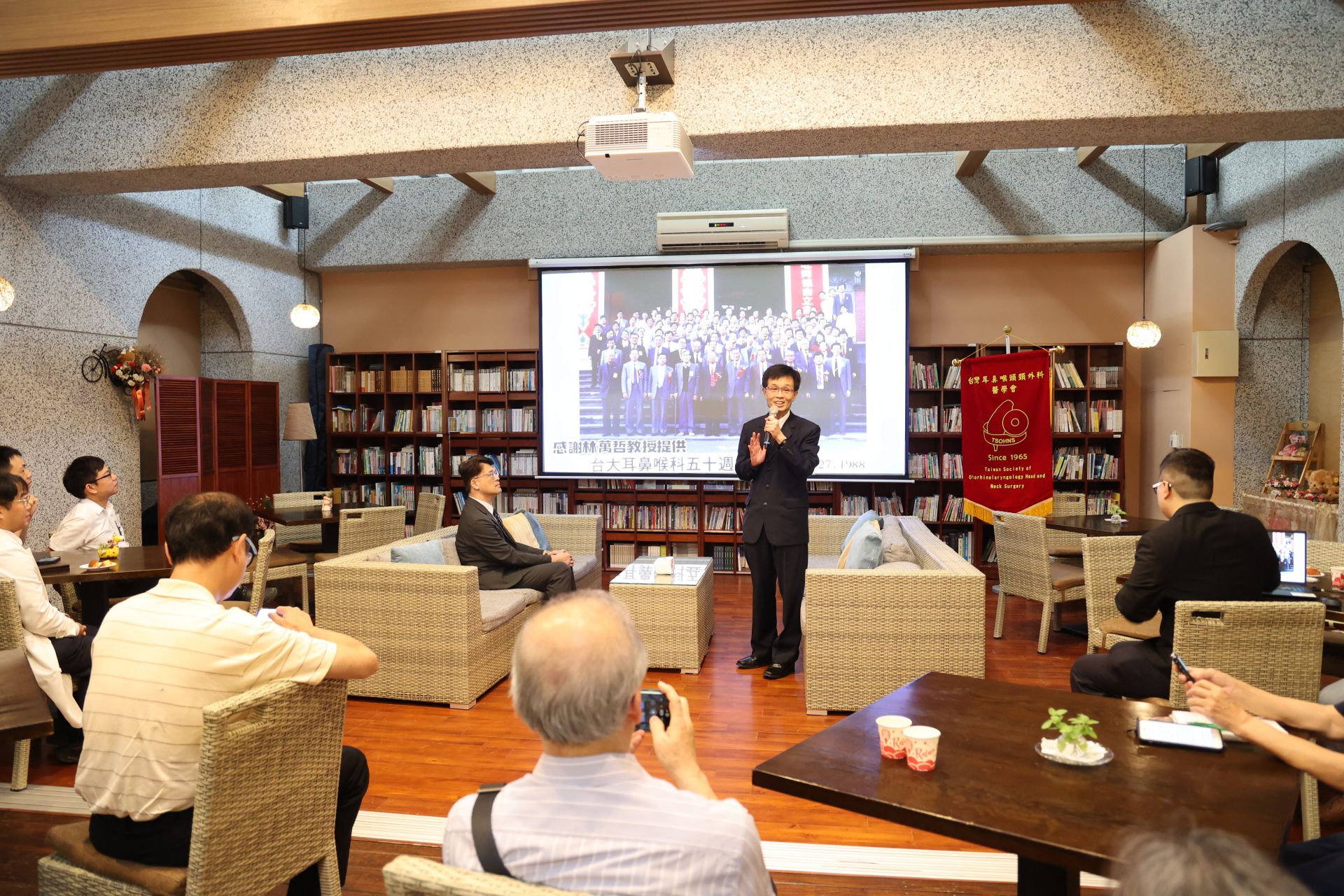 花蓮慈院陳培榕副院長主持紀念大會,他是杜詩綿院長的學生,也常駐東部超過30年,承繼為花東地區栽培更多人才與醫學研究的重任。