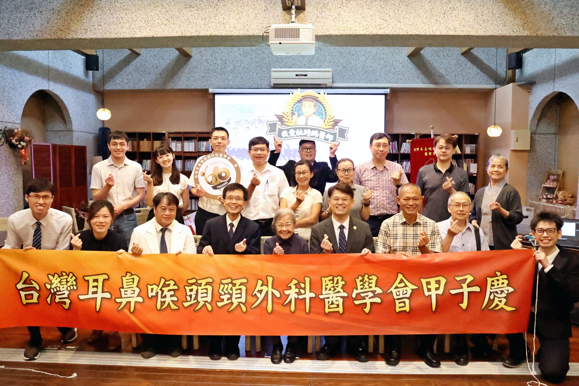 台灣耳鼻喉頭頸外科醫學會60周年,至花蓮慈院舉辦「杜詩綿教授紀念大會」,臺灣耳鼻喉頭頸外科先進參與。臺灣耳鼻喉頭頸外科醫學會副祕書長廖立人(右四)、花蓮縣醫師公會理事長周朝雄(右三)、花蓮慈院副院長陳培榕(左四)等邀請杜教授夫人張瑤珍女士(中)同聚,一起分享耳鼻喉科在台灣的傳承與發展。