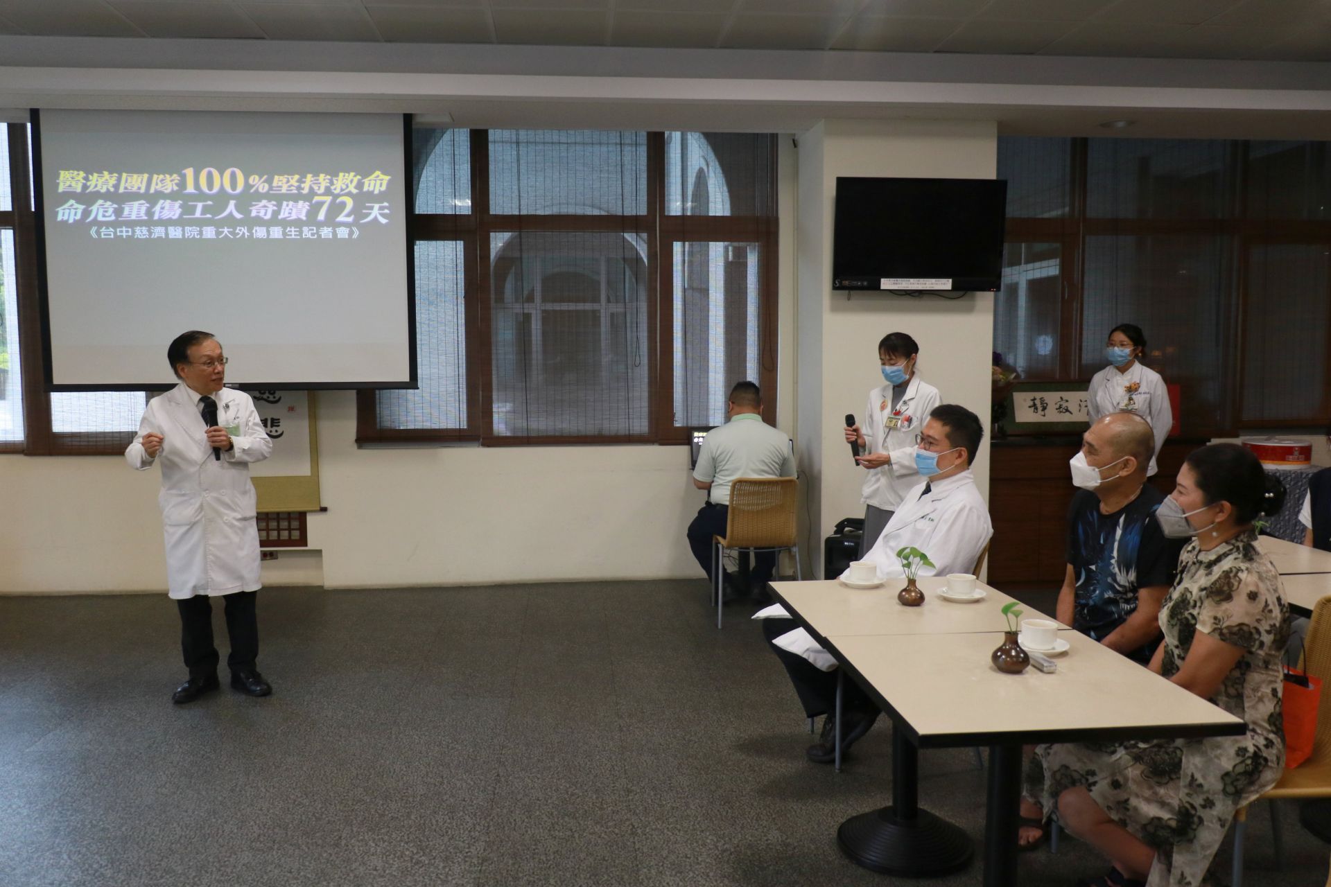簡守信院長(左)致辭感謝胡先生(右二)與家屬的信任,肯定醫療團隊展現重度級急救責任醫院的整合實力。