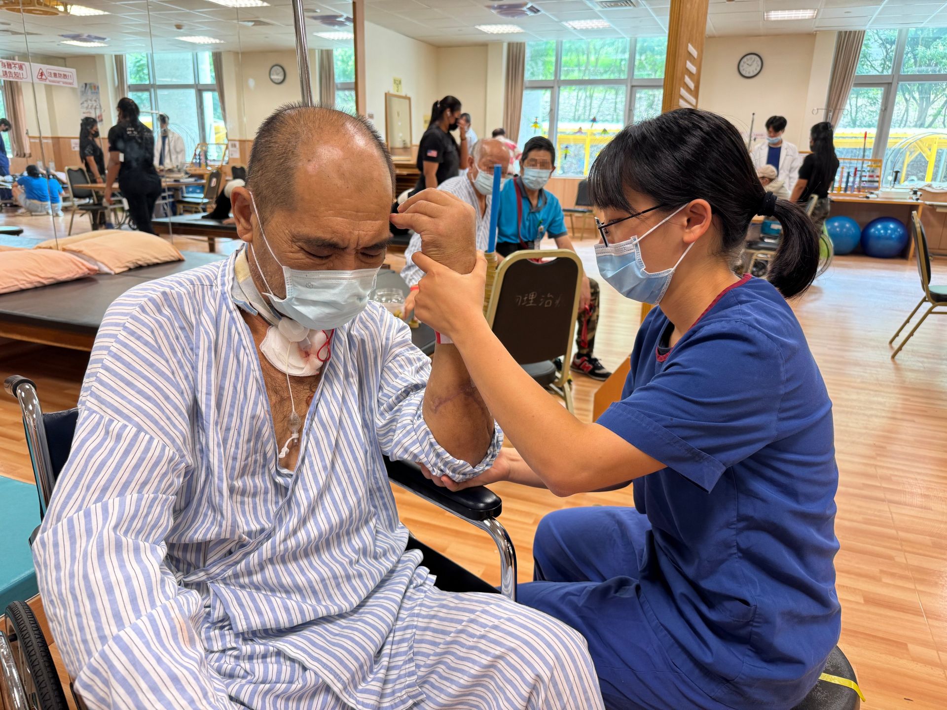 復健醫學部物理治療師協助胡先生進行術後功能訓練,助其重拾行動力。