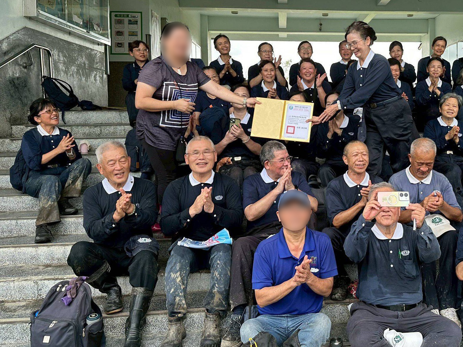 在義竹國中服務21年、現任職該校總務主任的李孟秋,代表校方特別致贈感謝狀。