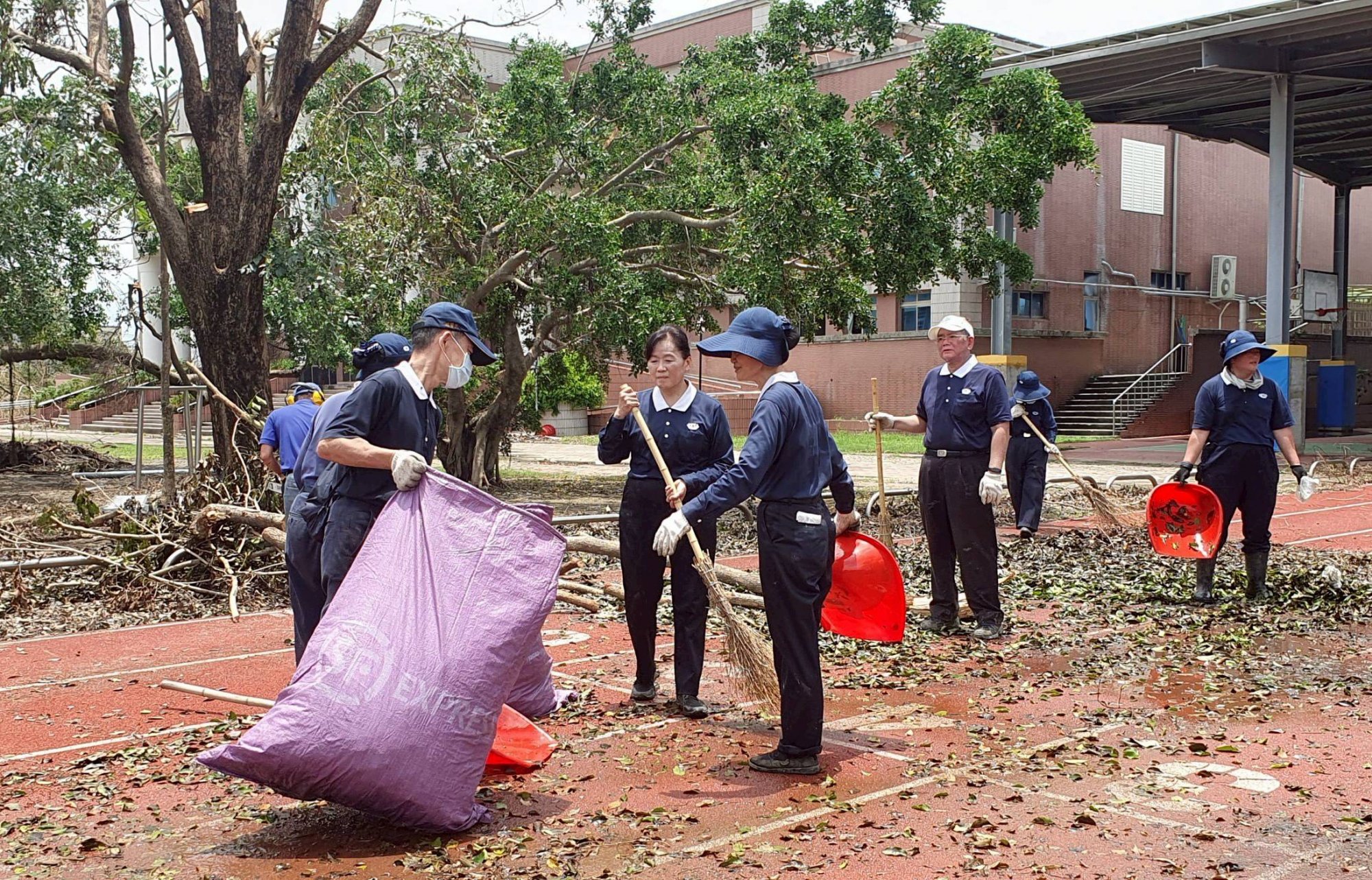 北區慈濟志工南下支援災後校園清掃復原,展現高效行動力,傳遞無私大愛與社會溫暖,眾人協力合作下,校園逐步恢復原貌。