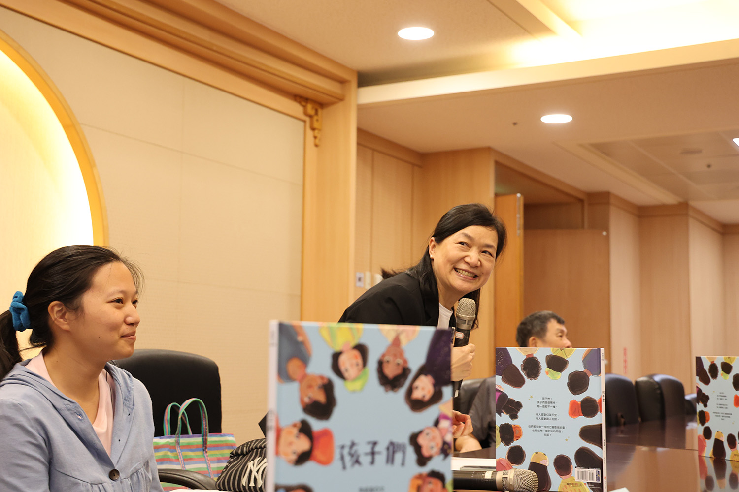 花蓮慈濟醫院朱紹盈醫師在花東地區推動閱讀超過15年,今年她創作新書《孩子們》送給花東地區三千多名新生兒。