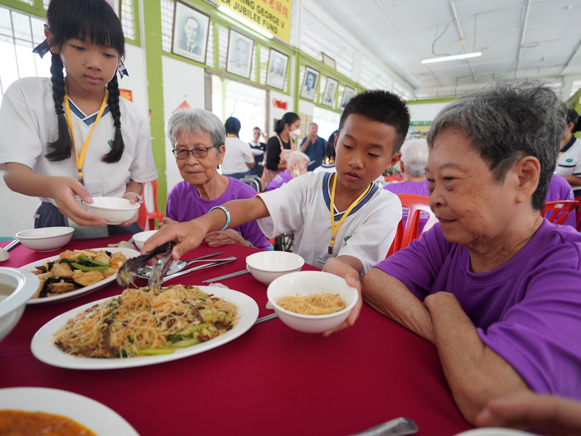 7.孩子細心的婆婆們夾米粉、添菜,讓婆婆嚐嚐來自台灣新竹米粉的好味道。