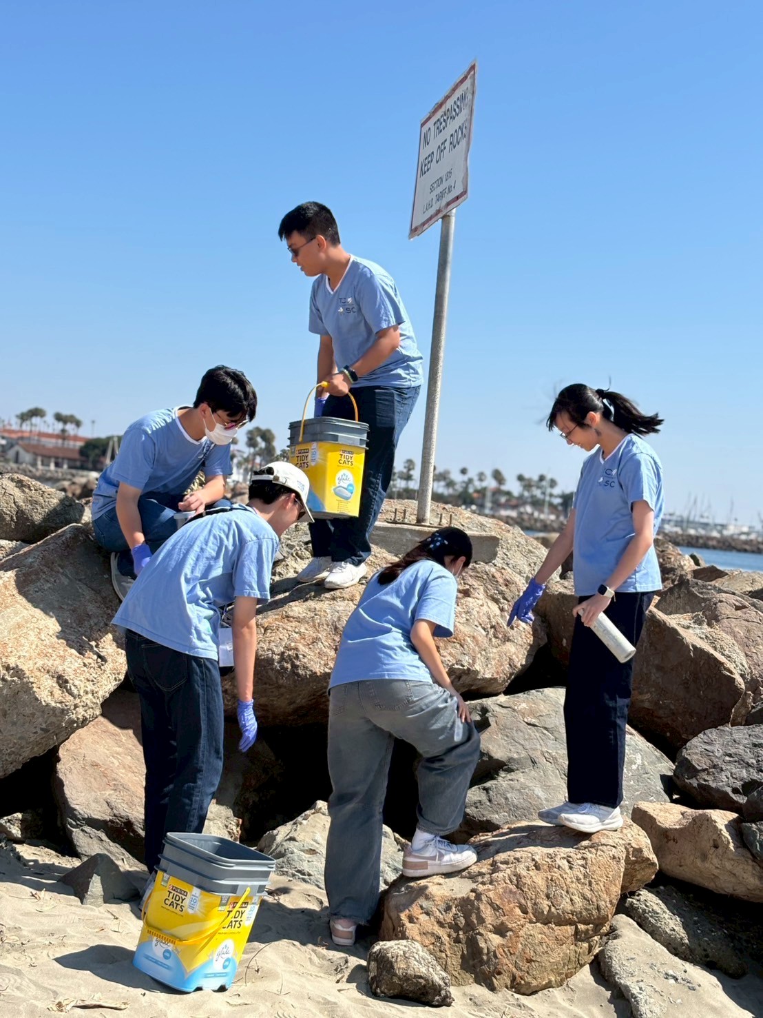 同學們身體力行投入淨灘志工活動,國慶日後海灘遺留不少人造垃圾,大家細心撿拾,連岩石堆縫隙中的廢棄物也不放過。