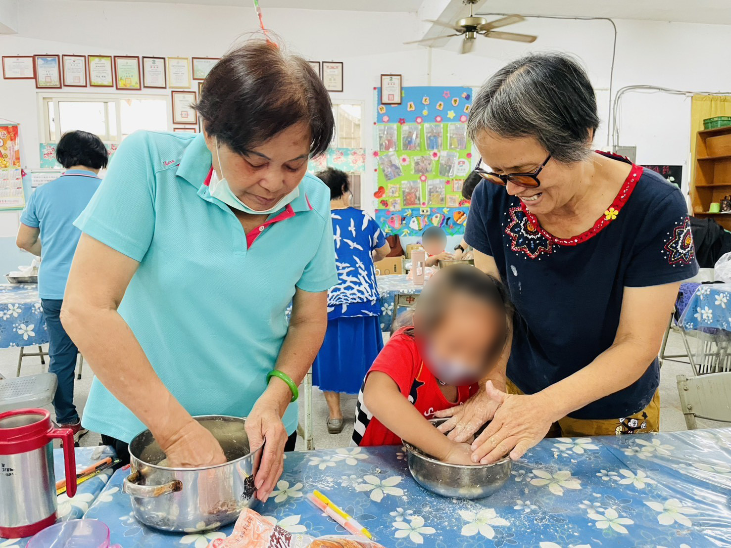 伊甸邀請社區長輩與慢飛天使一起料理,促進代間互動