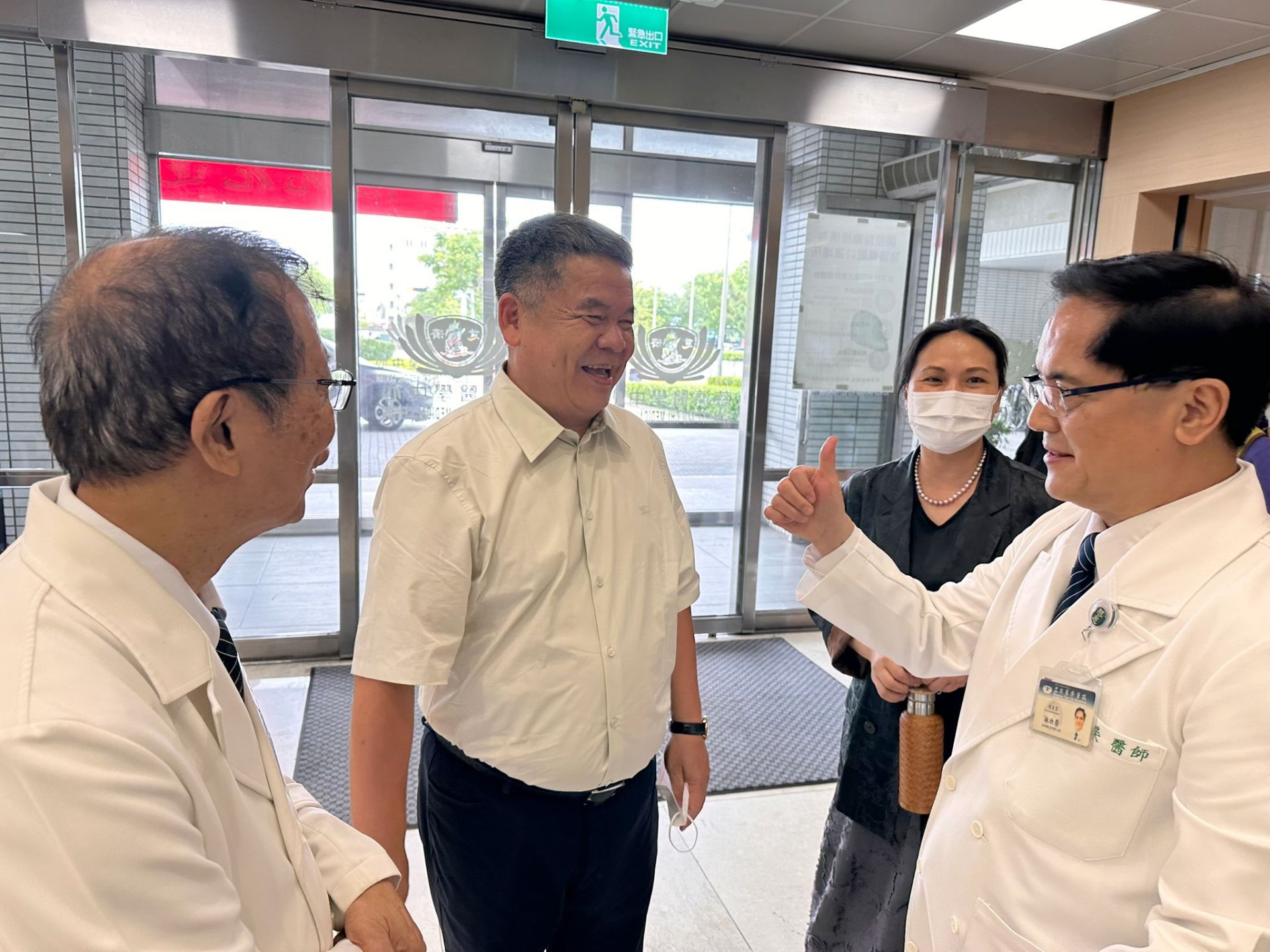 「宏潤生技」董事長陳衫潤(左二)是台南企業家,她偕同夫人到花蓮慈院回診,感恩慈院為南臺灣發起的募心募愛活動因此慷慨解囊。右一為林欣榮院長、左一為吳彬安副院長