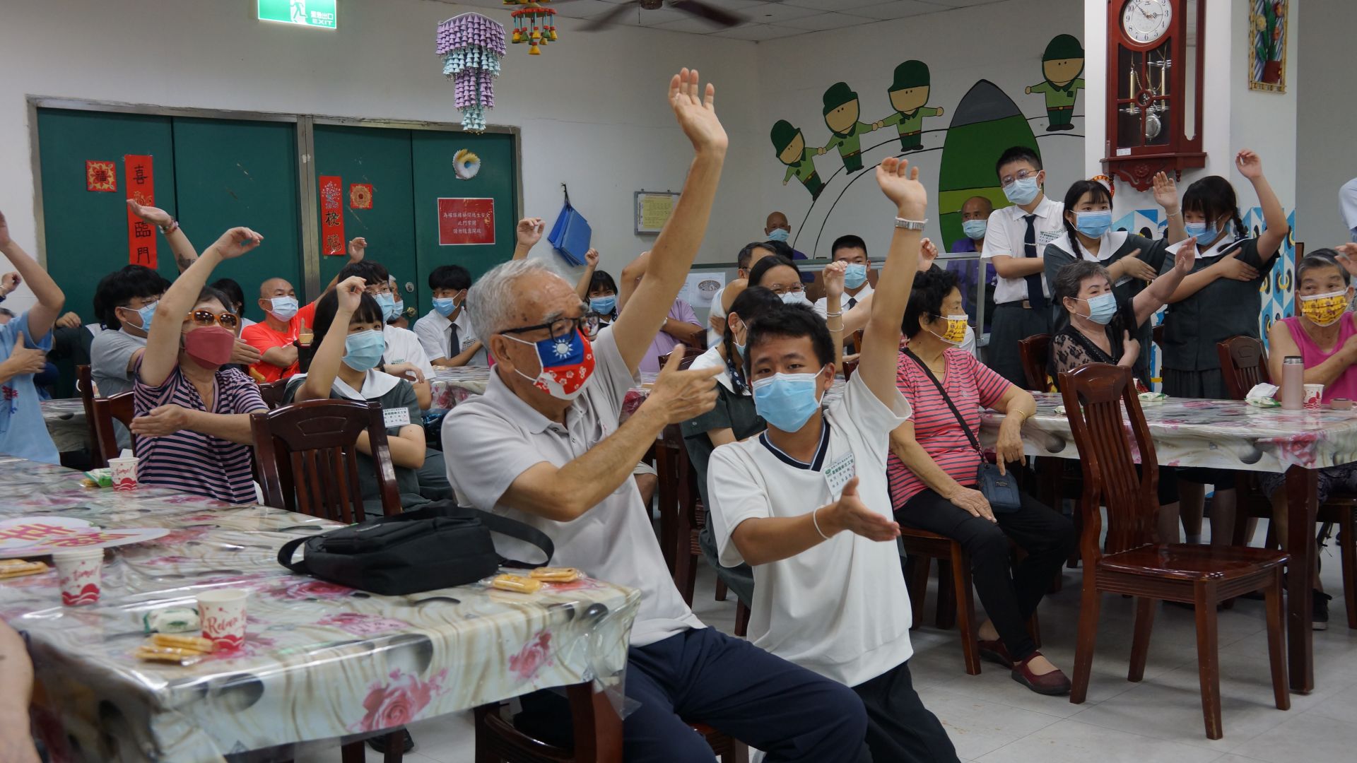 學員們走入花蓮榮民之家,為長輩們獻上歌聲、遊戲與手作,傳遞關懷與溫暖