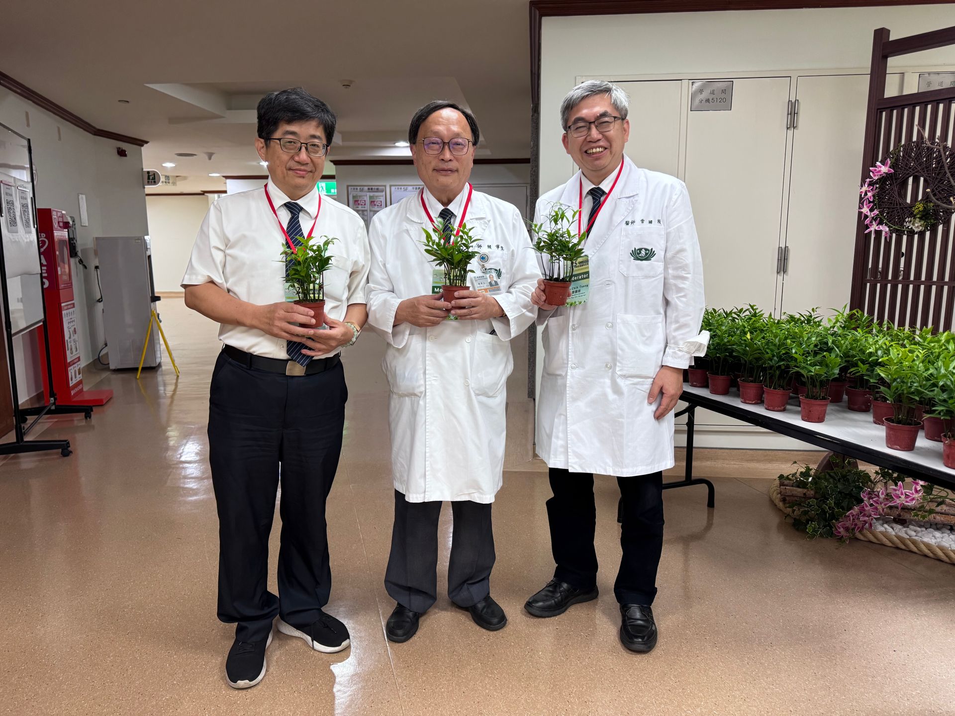 研討會後,主辦單位贈與每位參與人員小盆栽,象徵綠色行動從個人做起。