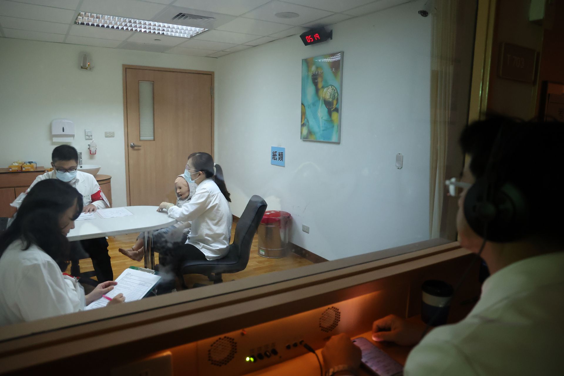透過中心內教師走道的單片偏光玻璃與全方位的即時影音記錄,住院醫師在接受測試的時候,同時都會有考官做出最客觀準確的評估結果。